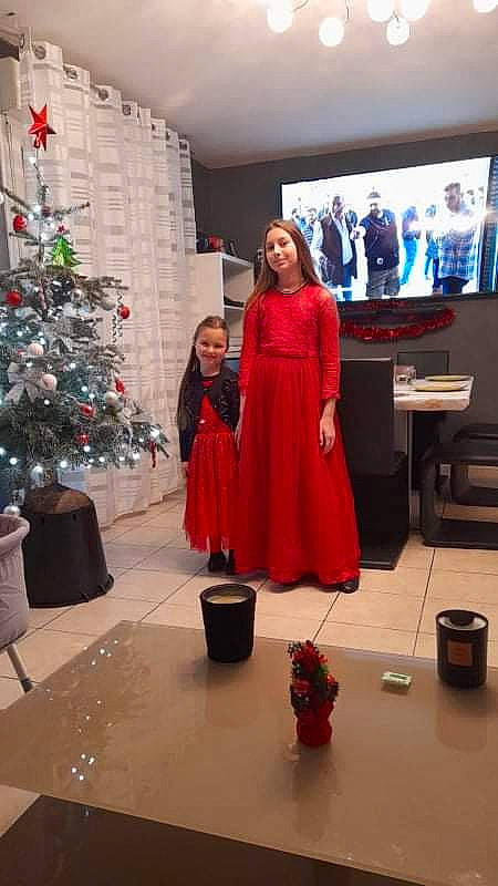 Miya participe au concours pour gagner de l'argent avec cette photo : beauty, blurred, christmas_ornament, christmas_tree, entertainment, event, fashion, fashion_design, flooring, formal_wear, fun, holiday_ornament, joy, ornament, person, plant, property, red, smile, standing