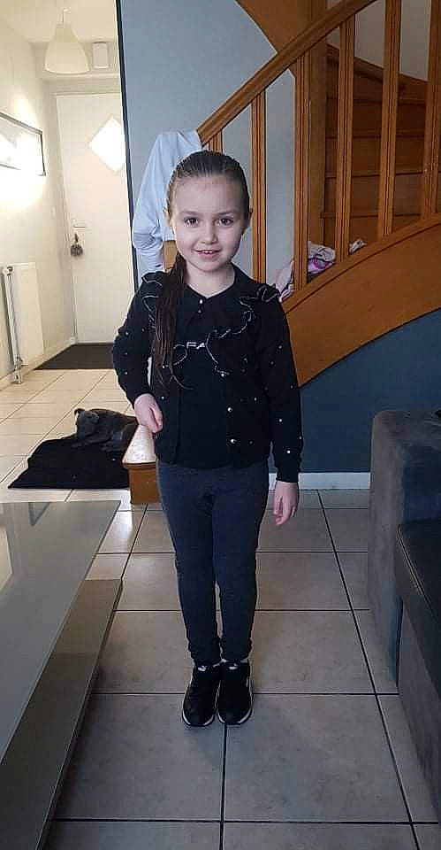 Miya a rejoint le concours — aidez-le/la à gagner de superbes lots ! blazer, collar, dress_shirt, electric_blue, fashion_design, flooring, formal_wear, joint, joy, knee, leg, material_property, person, shoe, shoulder, sleeve, smile, standing, street_fashion, thigh