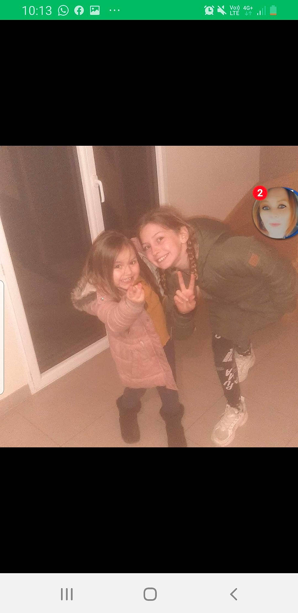 Miya a rejoint le concours — aidez-le/la à gagner de superbes lots ! cool, electronic_device, event, facial_expression, fashion, flash_photography, flooring, fun, gesture, hairstyle, happy, joy, mammal, material_property, mouth, person, shoulder, skin, sleeve, smile