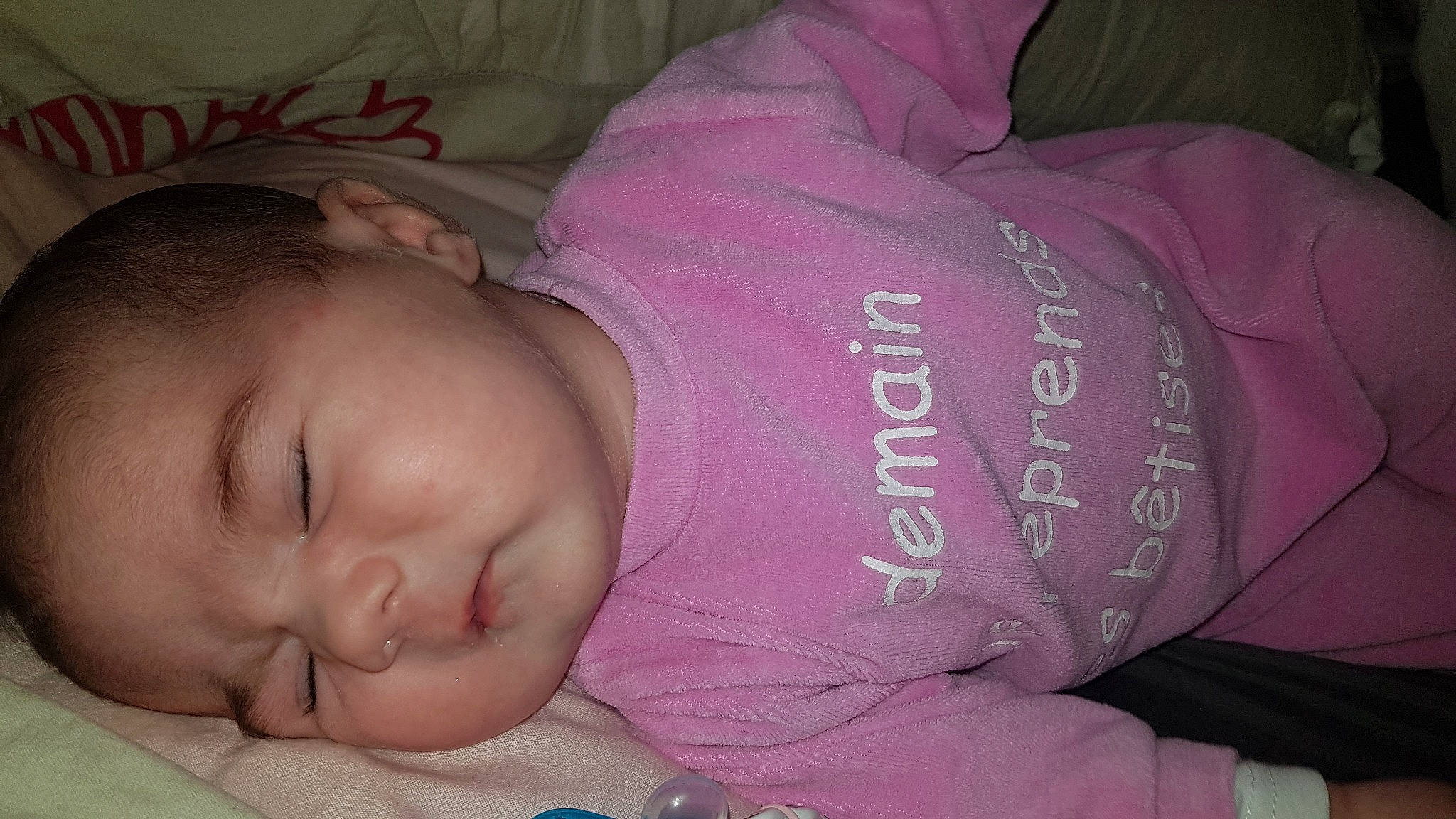 Shanna a rejoint le concours — aidez-le/la à gagner de superbes lots ! arm, baby, baby_toddler_clothing, cheek, child, chin, clothing, comfort, hand, human_body, mammal, mouth, neck, organ, person, pink, product, skin, sleeve, textile