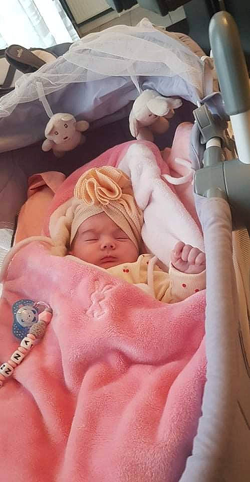 Shanna participe au concours pour gagner de l'argent avec cette photo : baby, baby_products, baby_sleeping, bedding, bedtime, car_seat, child, comfort, event, hat, headwear, linens, nap, pattern, peach, person, pink, room, skin, sleep