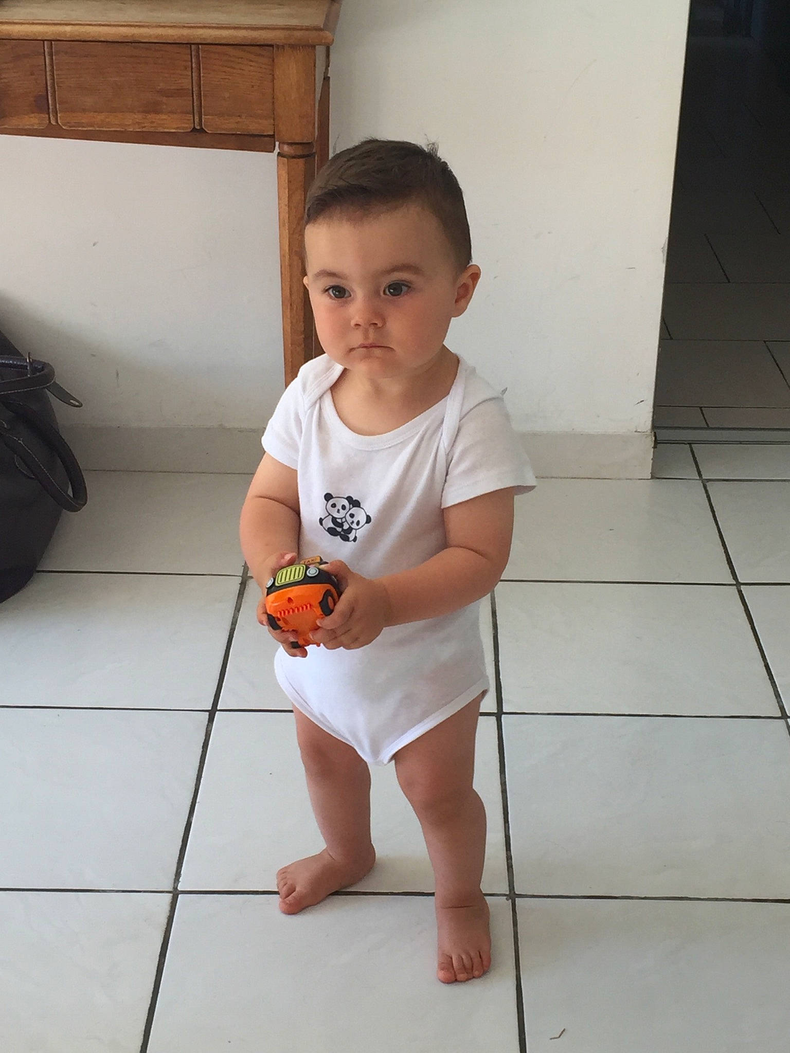 Nolan a rejoint le concours — aidez-le/la à gagner de superbes lots ! baby, barefoot, child, floor, flooring, joint, leg, person, play, room, shoulder, skin, standing, toddler, vacation