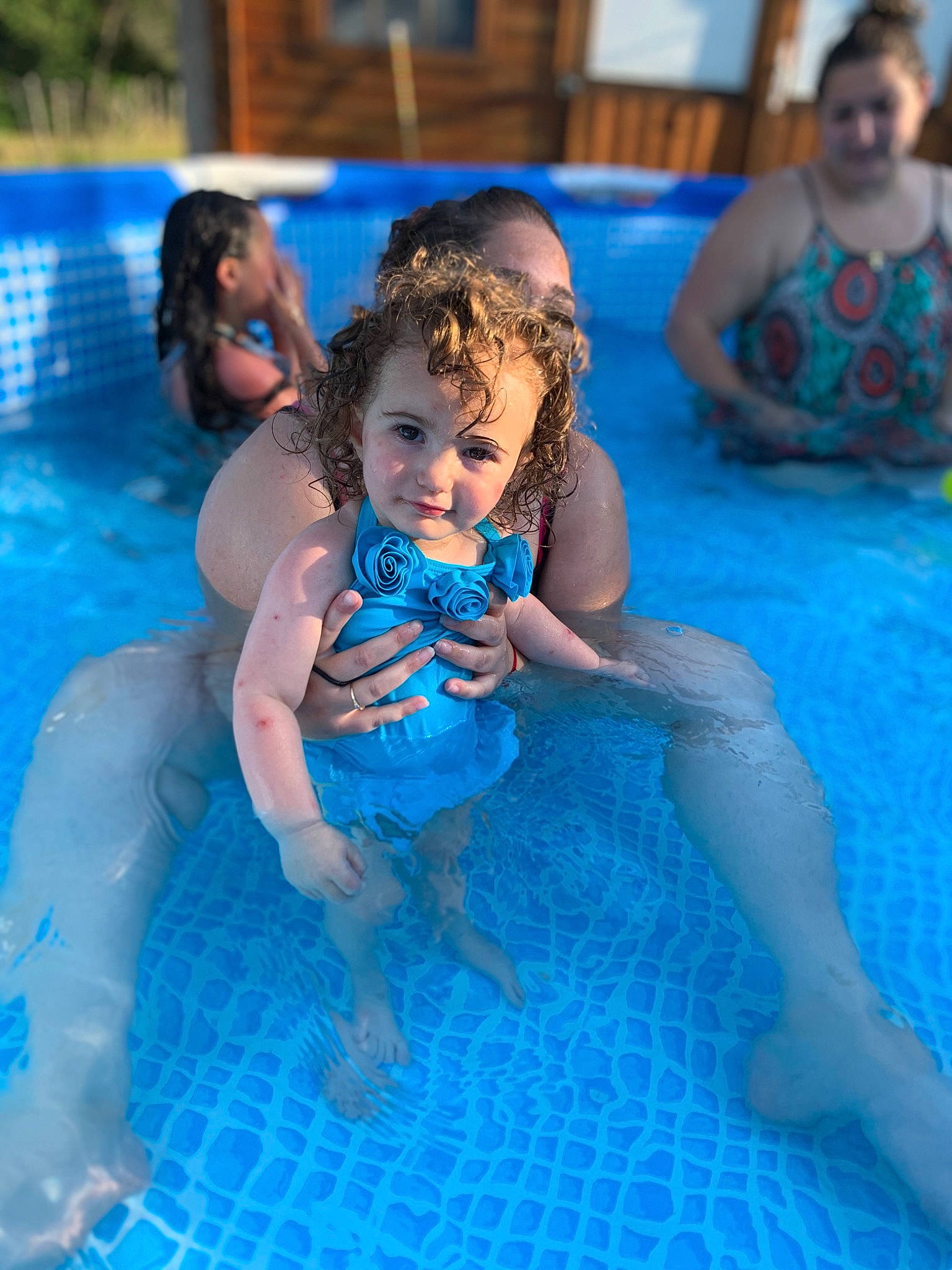 Lolena participe au concours pour gagner de l'argent avec cette photo : aqua, azure, baby, blue, blurred, child, electric_blue, event, foot, fun, happy, leg, leisure, leisure_centre, nonbuilding_structure, person, play, recreation, swimming_pool, thigh