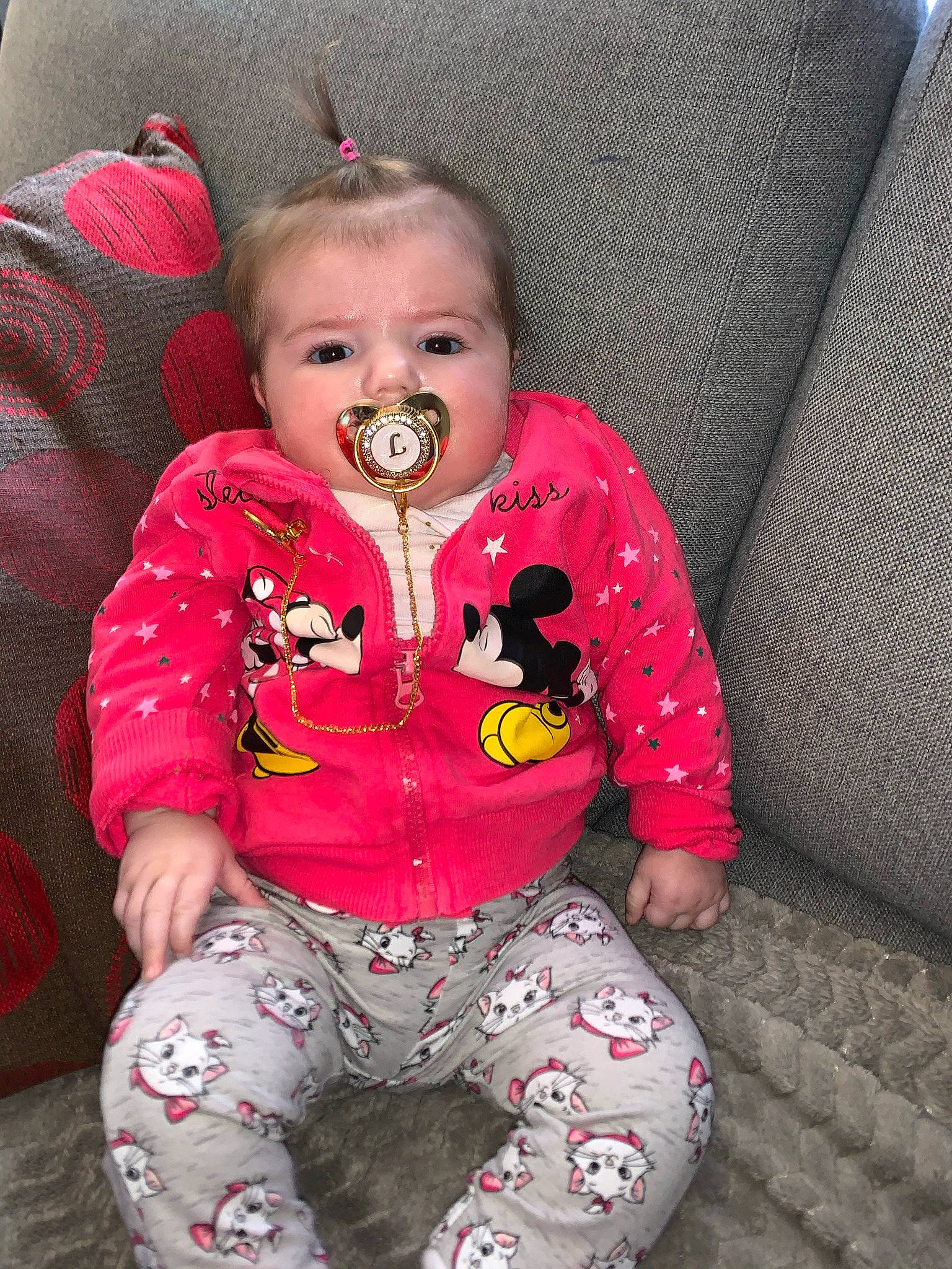 Luciana participe au concours pour gagner de l'argent avec cette photo : arm, baby, baby_toddler_clothing, cheek, comfort, cool, face, head, human_body, lip, mouth, neck, outerwear, person, pink, product, skin, sleeve, t_shirt, textile