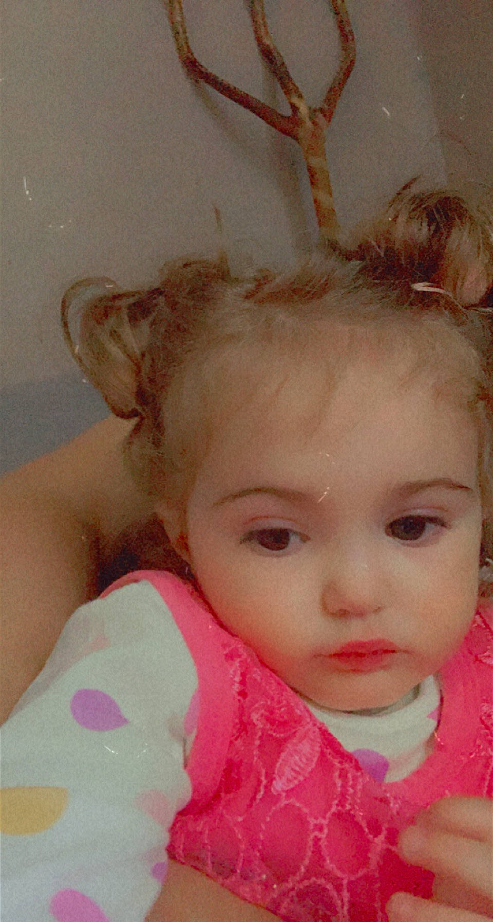 Lolena a rejoint le concours — aidez-le/la à gagner de superbes lots ! baby, cheek, chin, dress, ear, eye, eyebrow, eyelash, forehead, happy, headgear, human_body, iris, jaw, lip, nose, person, pink, skin, toddler