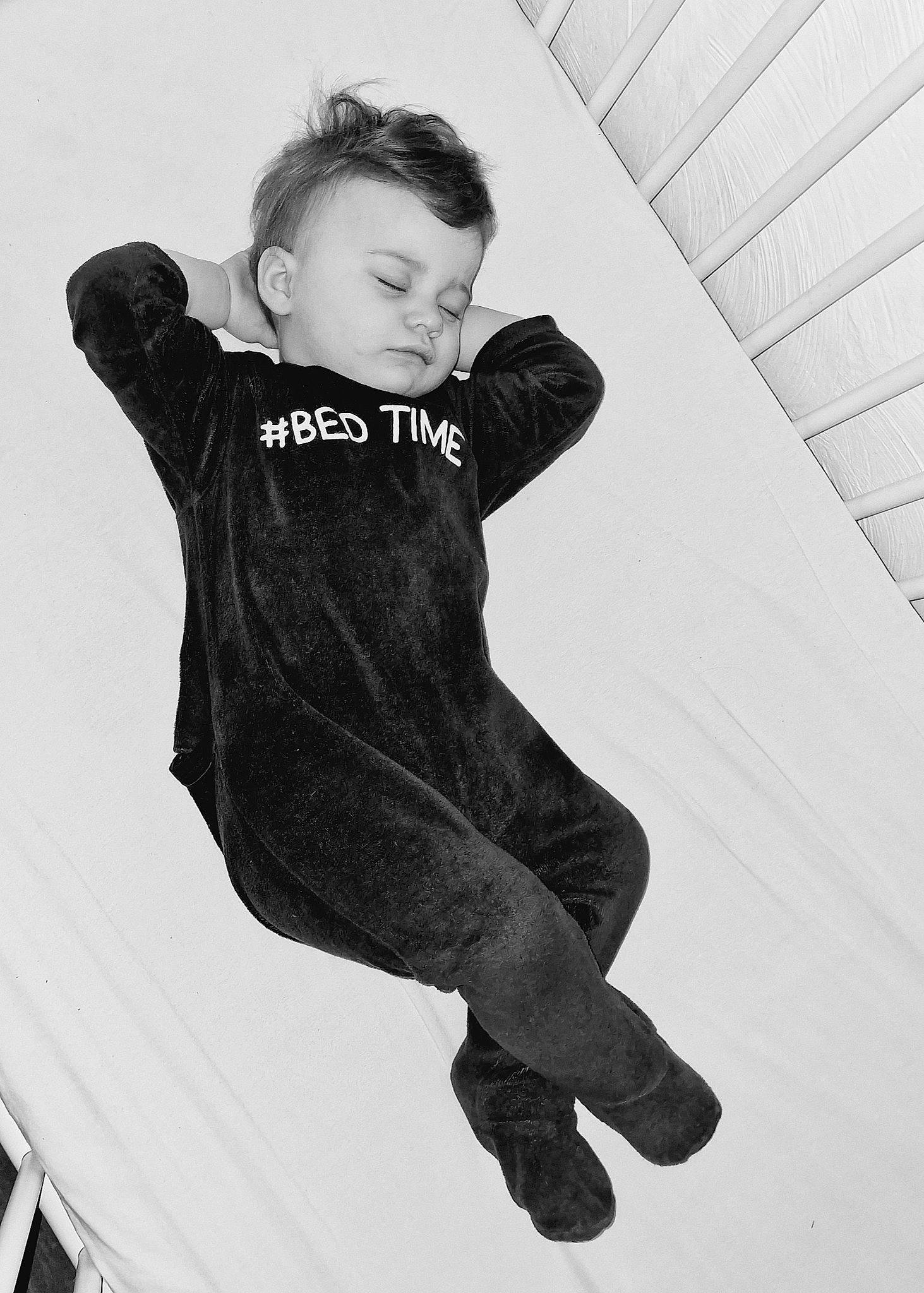 Elena participe au concours pour gagner de l'argent avec cette photo : arm, elbow, finger, flash_photography, gesture, hand, happy, human_body, human_leg, joint, leg, monochrome, monochrome_photography, person, shoulder, sitting, sleeve, style, t_shirt, waist