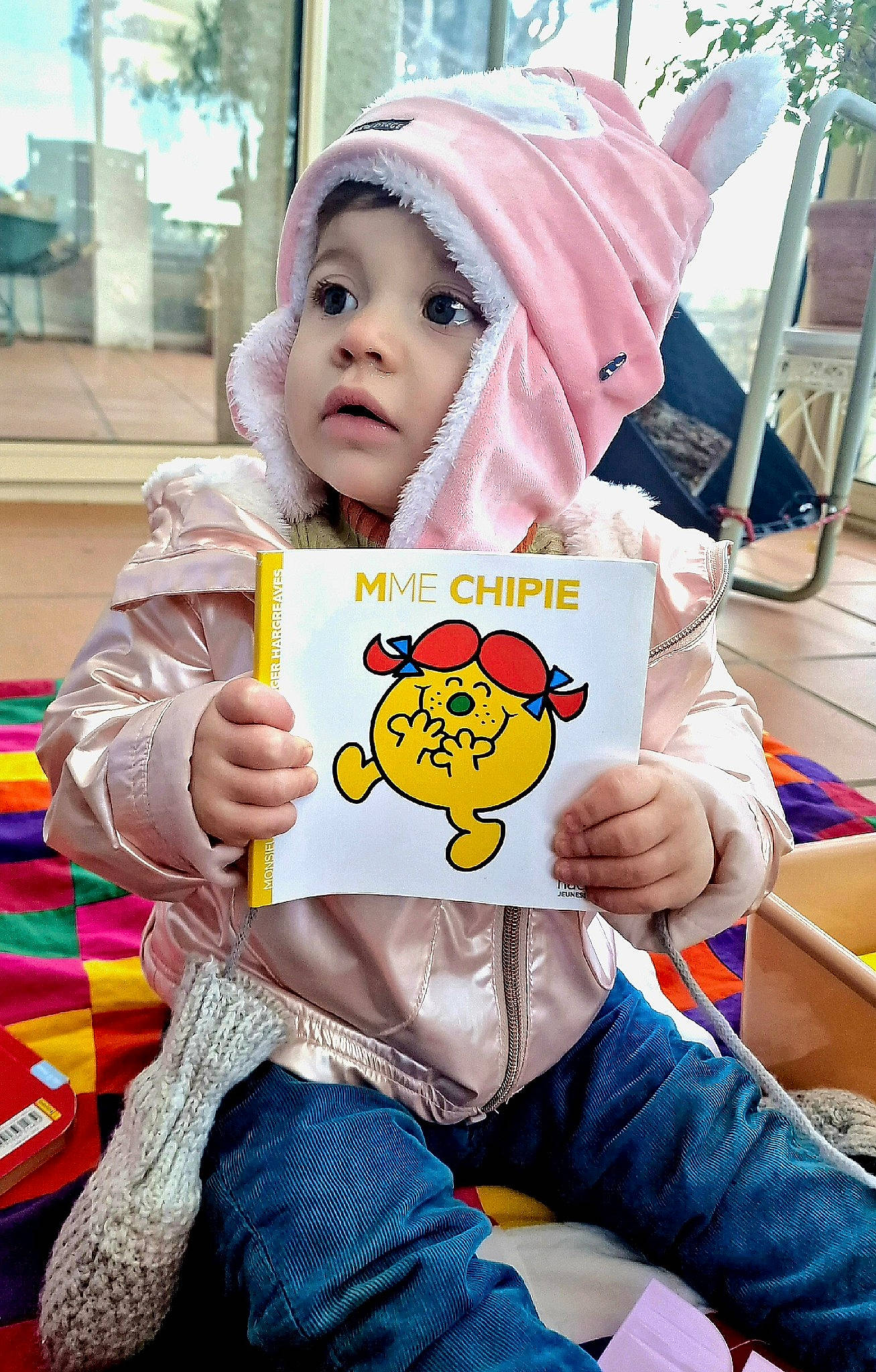 Elena a rejoint le concours — aidez-le/la à gagner de superbes lots ! baby, baby_products, baby_toddler_clothing, bib, child, costume, facial_expression, finger, fun, happy, headwear, leisure, orange, person, play, sitting, sleeve, stuffed_toy, t_shirt, textile