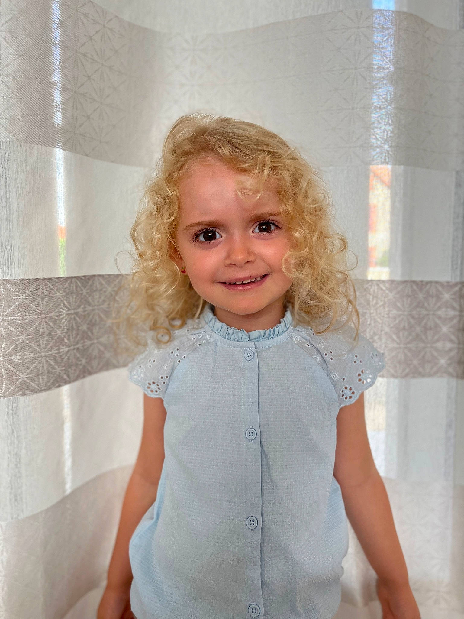 Mia a rejoint le concours — aidez-le/la à gagner de superbes lots ! cheek, child, chin, dress_shirt, eye, eyebrow, face, facial_expression, fun, hair, happy, iris, joy, lip, person, pink, shoulder, skin, sleeve, smile
