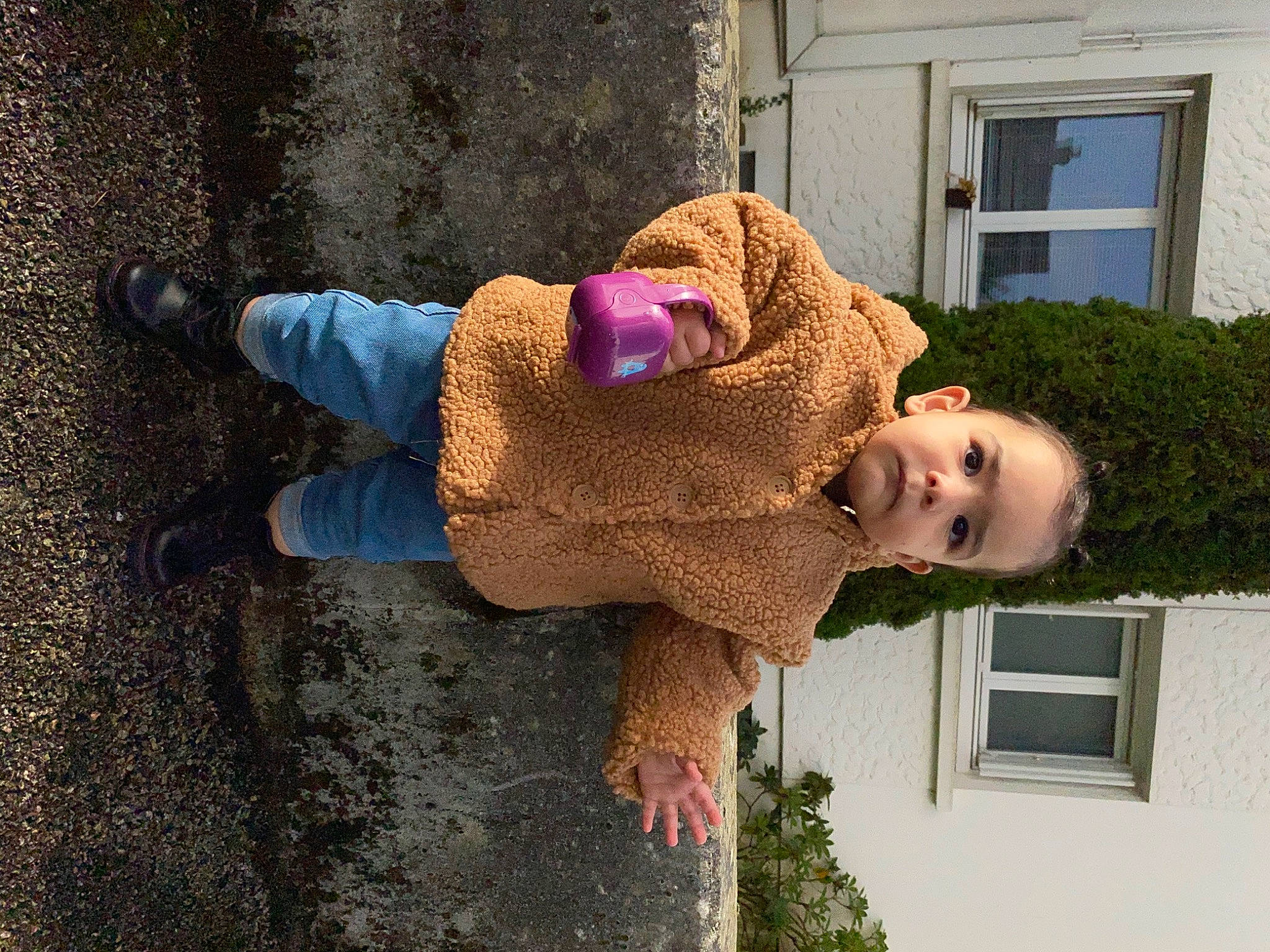 Ada a rejoint le concours — aidez-le/la à gagner de superbes lots ! child, fun, grass, happy, hat, house, leisure, magenta, pattern, person, plant, sitting, toddler, window, yard