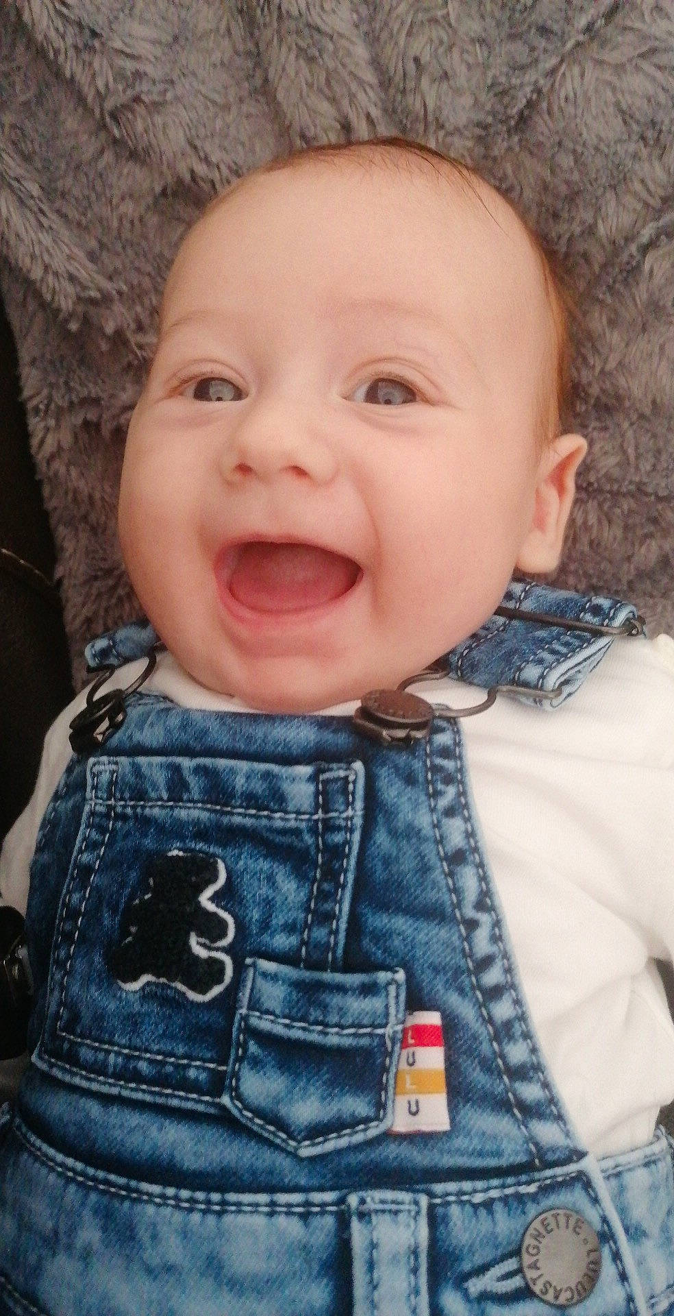 Télyo participe au concours pour gagner de l'argent avec cette photo : baby, cheek, child, chin, cool, denim, eye, face, facial_expression, forehead, fun, head, laugh, lip, mouth, nose, organ, person, skin, smile