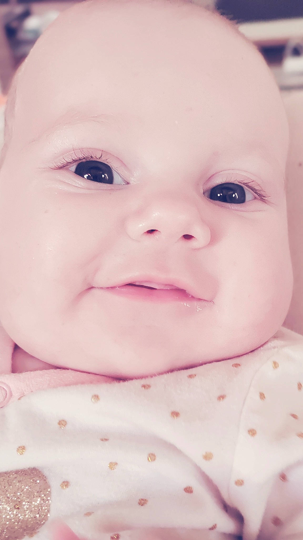 Yeimy a rejoint le concours — aidez-le/la à gagner de superbes lots ! baby, baby_toddler_clothing, beauty, cheek, chin, eyebrow, eyelash, face, facial_expression, happy, iris, lip, mouth, nose, person, pink, product, skin, sleeve, toddler