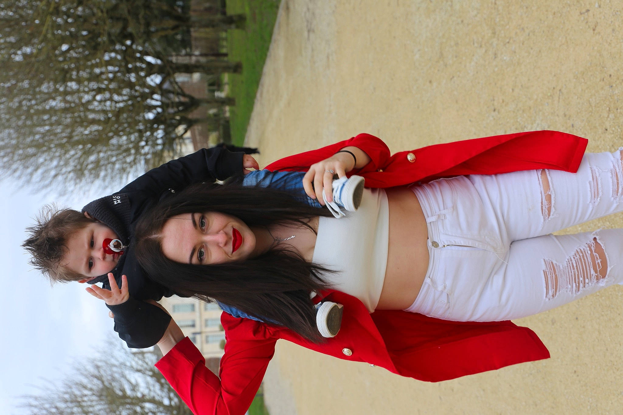 Yanis a rejoint le concours — aidez-le/la à gagner de superbes lots ! anime, carmine, cosplay, costume, face, fiction, fictional_character, fun, glove, happy, hime_cut, human_leg, jewellery, joy, knee, person, plant, smile, thigh, tree