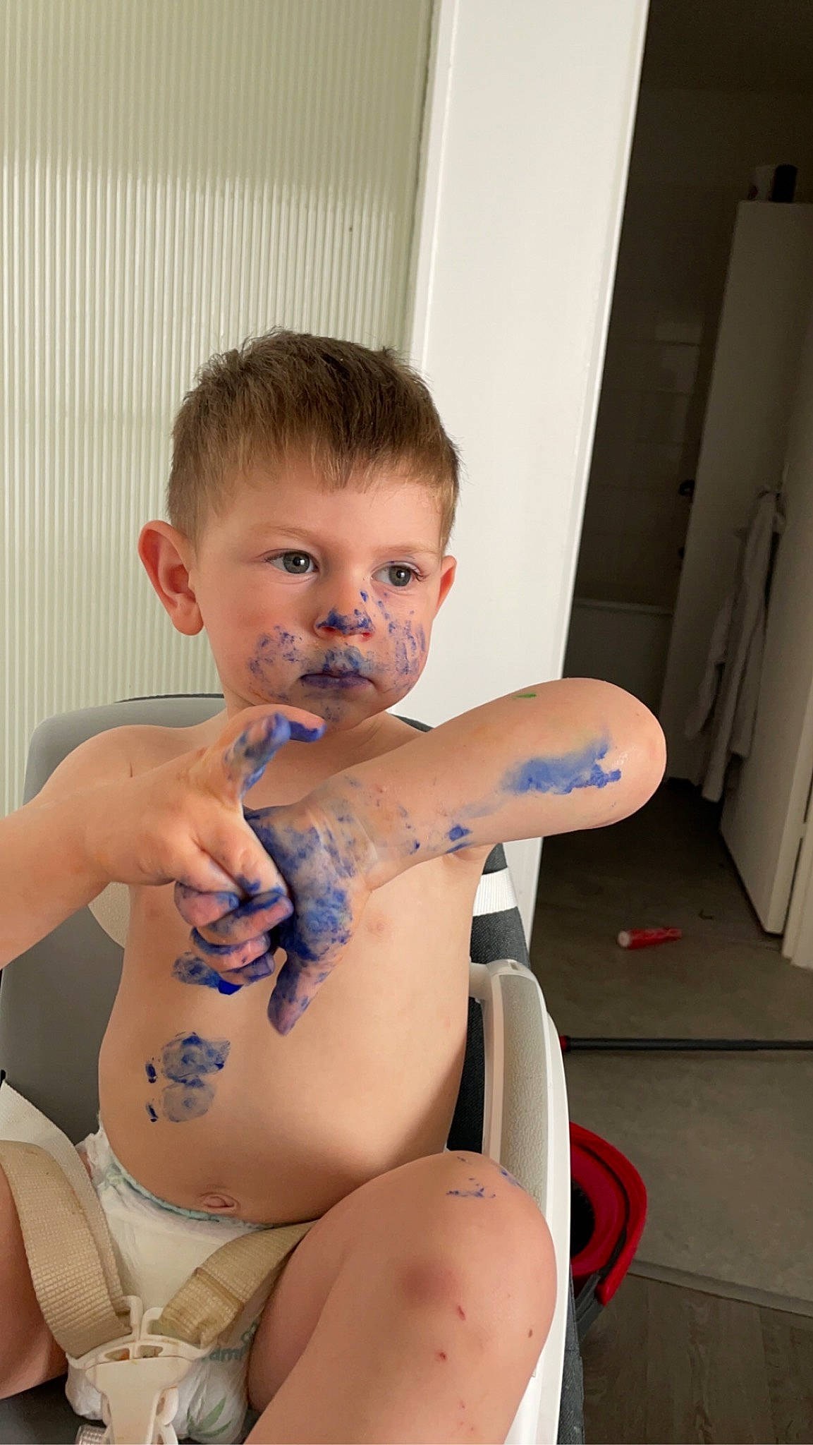 Yanis participe au concours pour gagner de l'argent avec cette photo : abdomen, baby, barechested, chest, elbow, electric_blue, eyelash, face, finger, human_leg, joint, leg, mouth, navel, neck, person, stomach, thigh, thumb, toddler