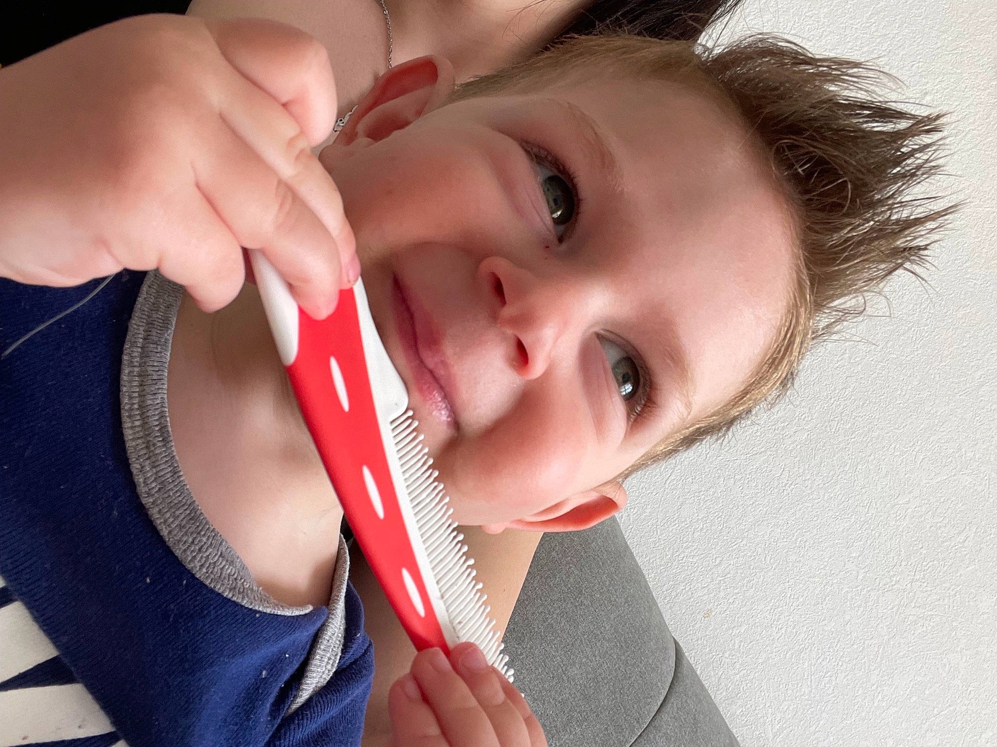 Yanis participe au concours pour gagner de l'argent avec cette photo : cheek, ear, eye, eyebrow, eyelash, finger, gesture, hair, hand, happy, iris, jaw, lip, mouth, neck, nose, person, product, skin, smile