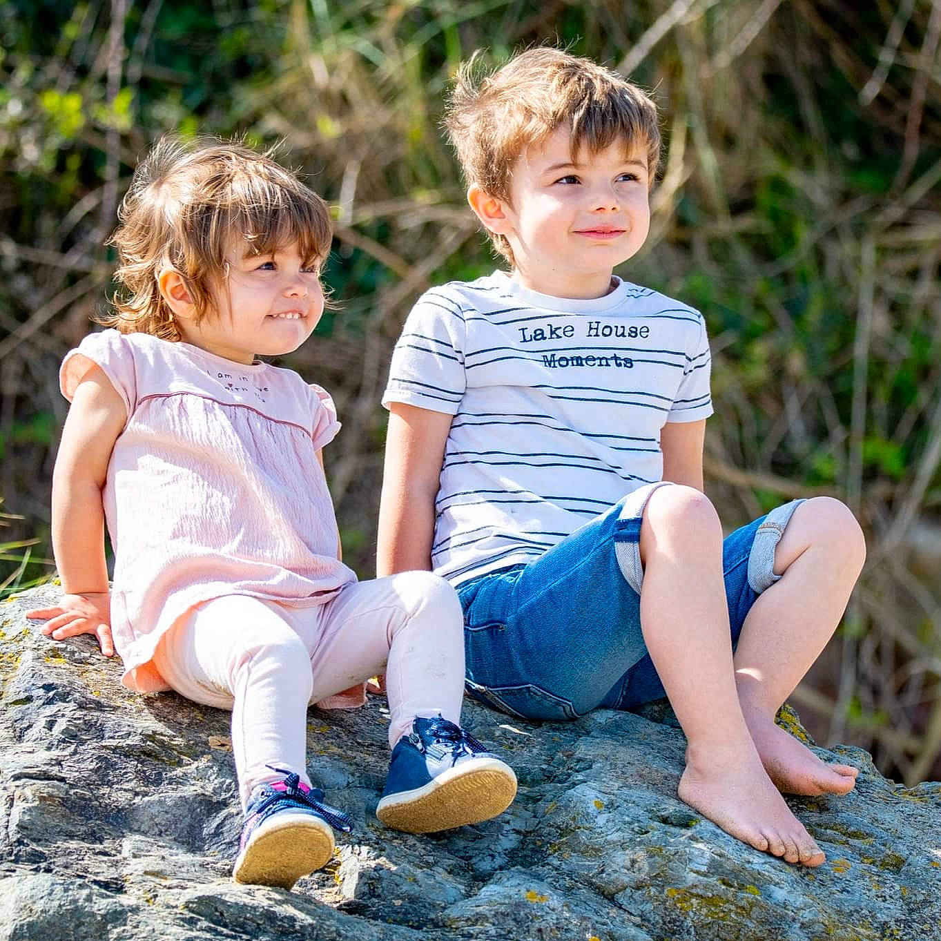 Soan participe au concours pour gagner de l'argent avec cette photo : adaptation, baby_toddler_clothing, child, face, facial_expression, fun, grass, grass_family, happy, human, joy, leaf, leg, leisure, people_in_nature, person, shorts, smile, standing, t_shirt