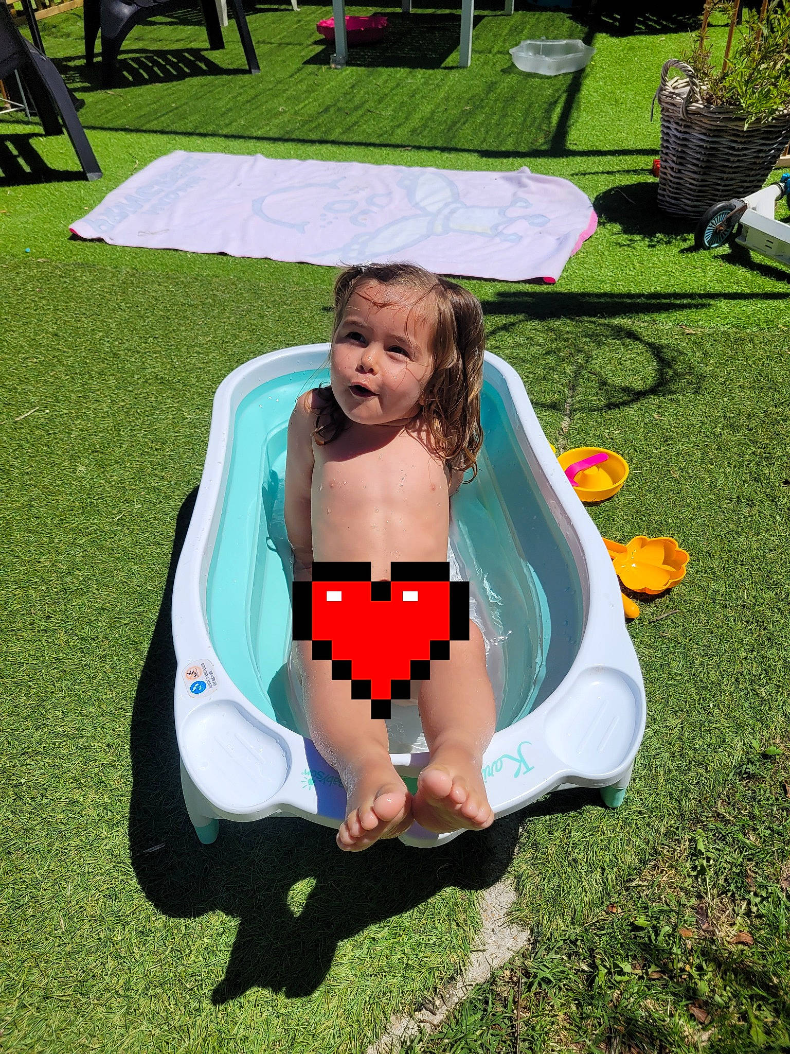 Octavia a rejoint le concours — aidez-le/la à gagner de superbes lots ! brassiere, bumper, carmine, chair, flooring, fun, games, grass, green, happy, inflatable, lap, lawn, leisure, outdoor_furniture, person, recreation, sitting, sun_tanning, t_shirt