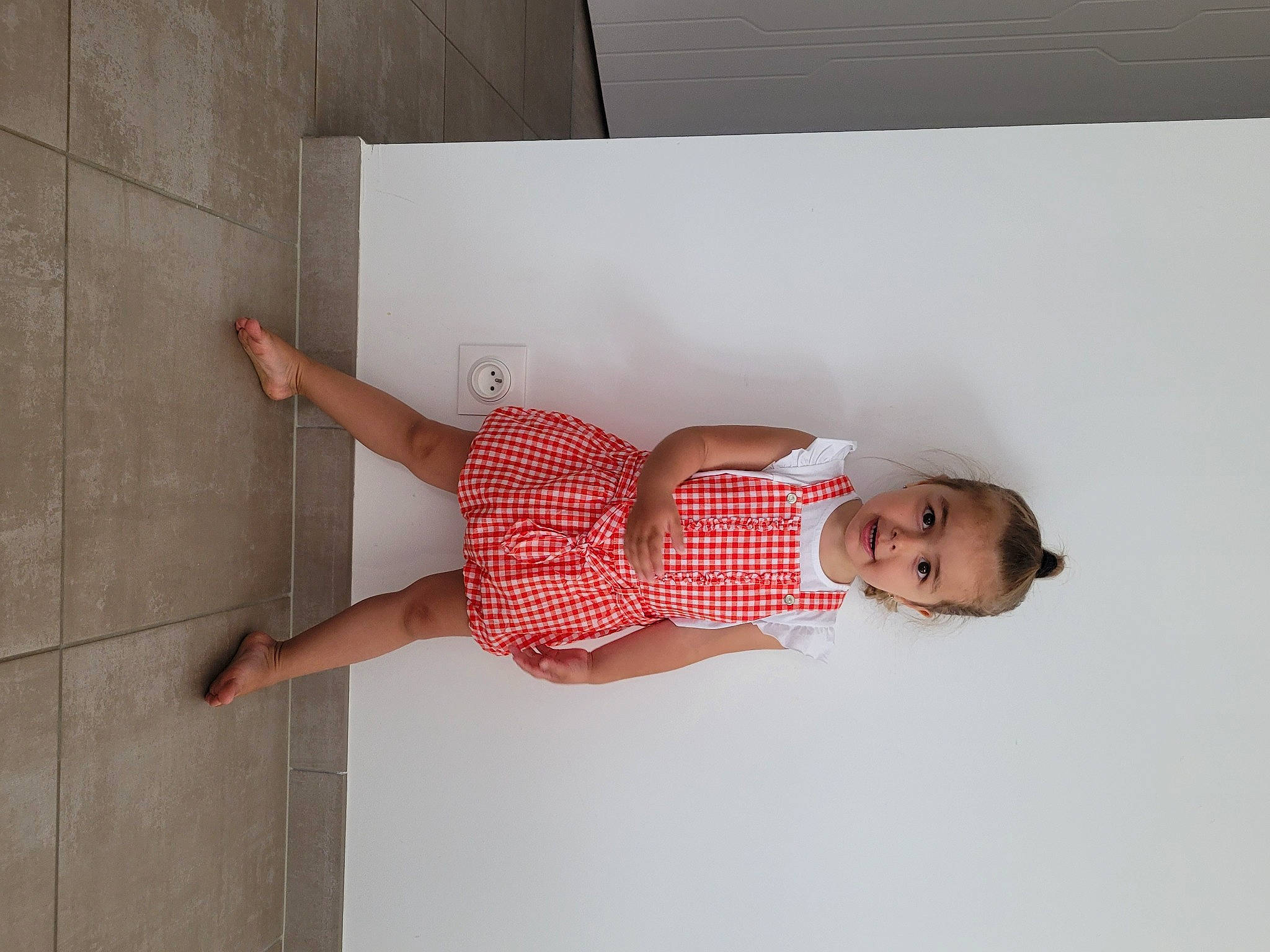 Octavia a rejoint le concours — aidez-le/la à gagner de superbes lots ! ceiling, child, comfort, elbow, flooring, foot, human_leg, knee, leg, linens, paper, pattern, person, rectangle, room, sleeve, t_shirt, thigh, waist, wood