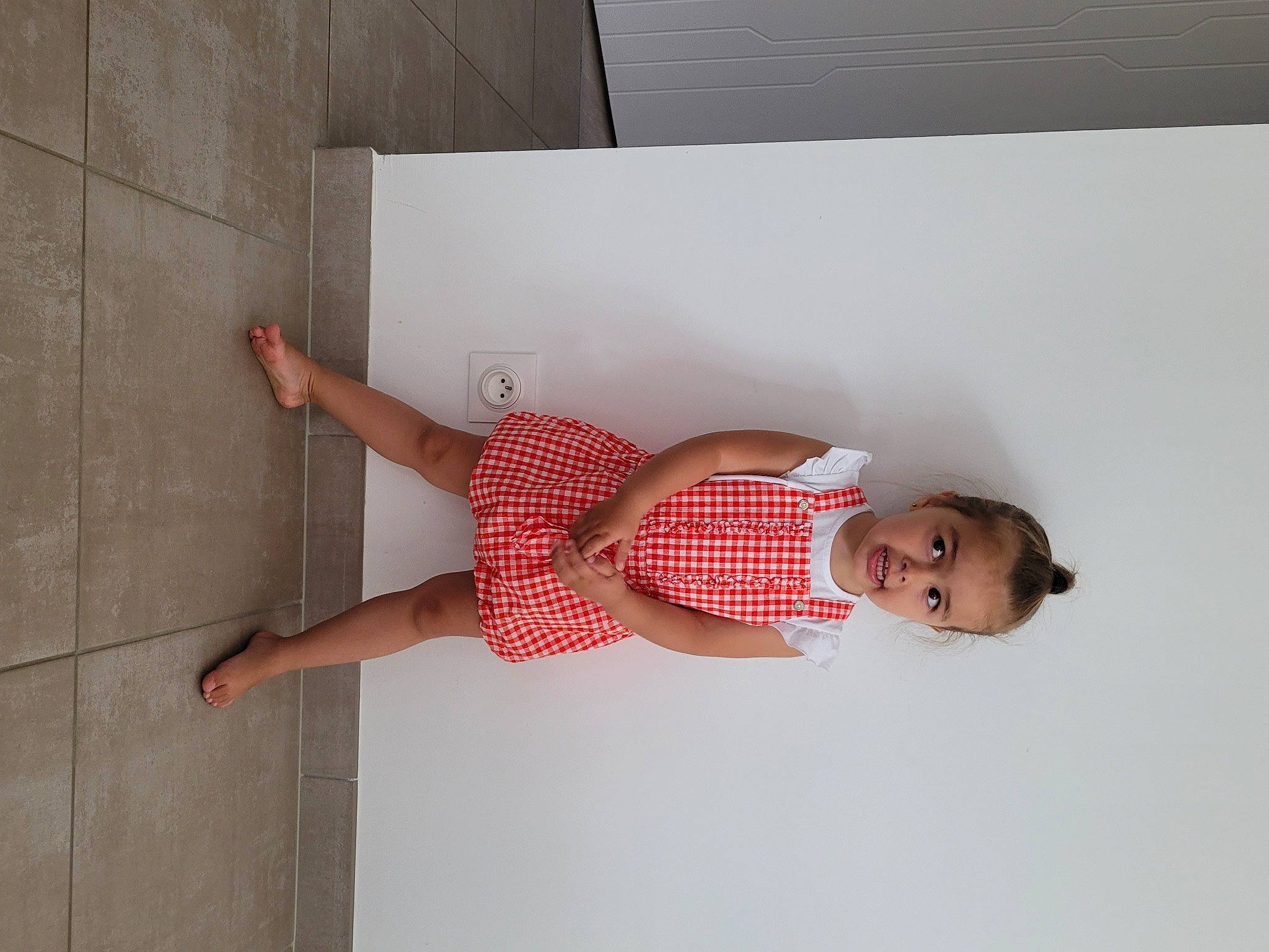 Octavia participe au concours pour gagner de l'argent avec cette photo : arm, ceiling, child, elbow, flooring, foot, fun, human_leg, knee, leg, linens, paper, pattern, person, rectangle, room, sleeve, t_shirt, thigh, waist