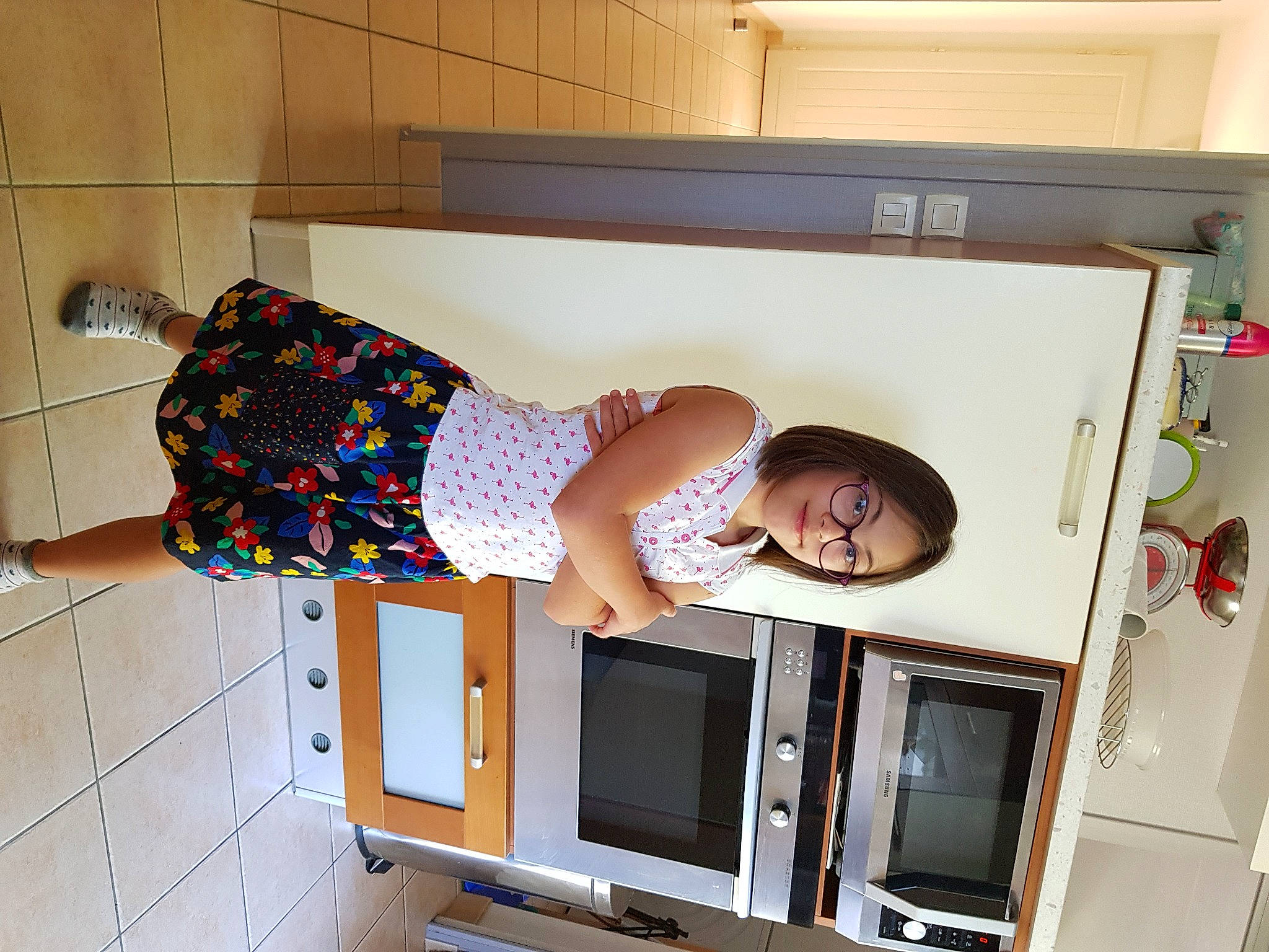 Princess participe au concours pour gagner de l'argent avec cette photo : child, comfort, display_device, dress, floor, flooring, fun, hardwood, home_appliance, human_leg, joy, machine, major_appliance, pattern, person, room, t_shirt, television, television_set, thigh