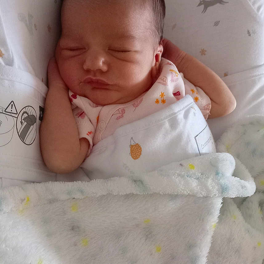 Andréa-Giorgina a rejoint le concours — aidez-le/la à gagner de superbes lots ! baby, blanket, child, clothing, comfort, cozy, cute, fabric, face, head, indoors, infant, nap, newborn, pattern, peaceful, portrait, resting, sleeping, soft