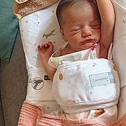 Andréa-Giorgina a rejoint le concours — aidez-le/la à gagner de superbes lots ! baby, bedroom, blanket, child, comfort, cozy, cushion, cute, fabric, indoors, infant, lounger, newborn, peaceful, person, resting, sleeping, soft, swaddle, towel