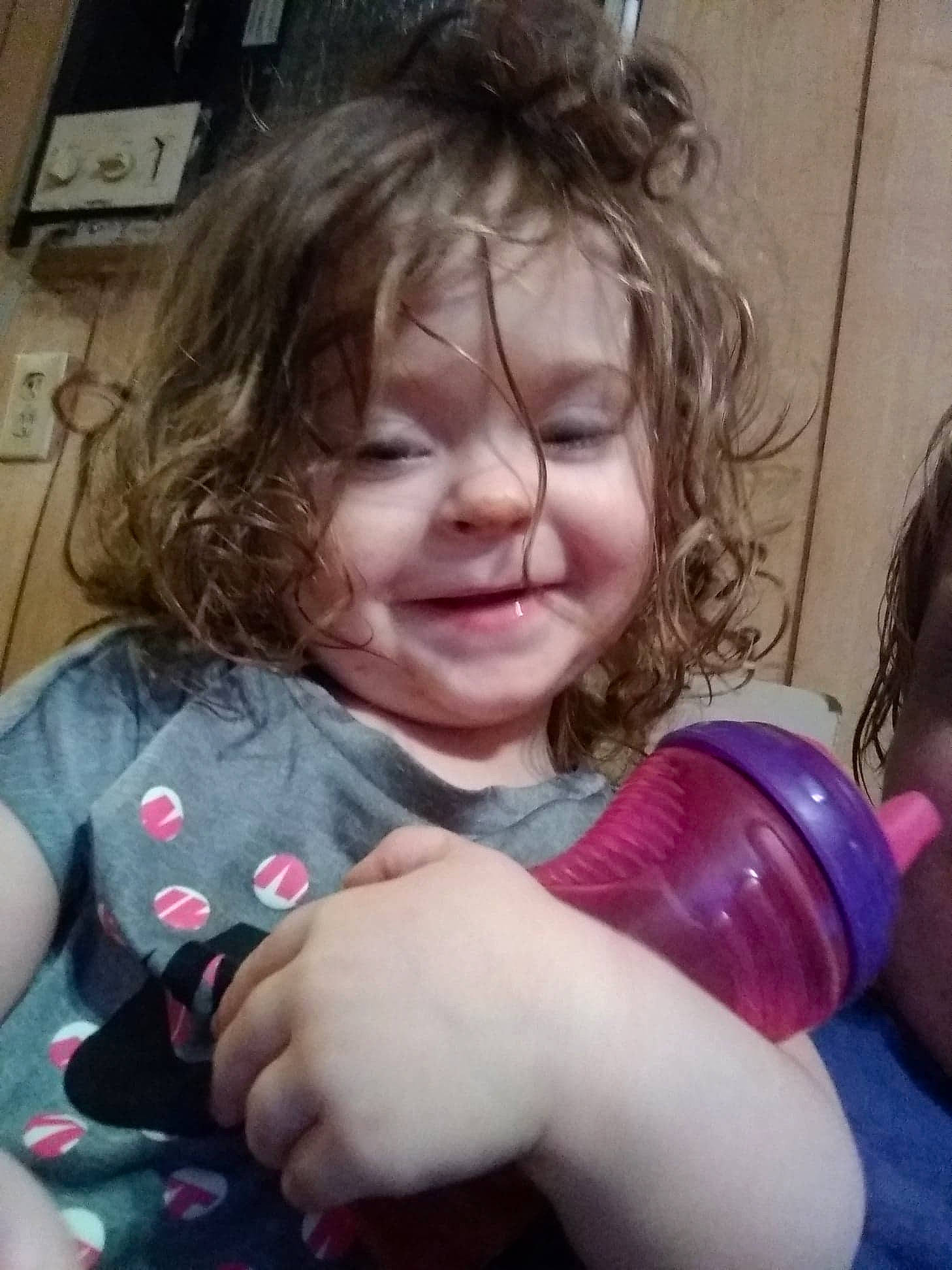 Lala is registered to the contest to win money with this photo: arm, brown_hair, child, ear, finger, fun, girl, hairstyle, hand, head, joy, mouth, nose, organ, person, product, smile, thumb, toddler