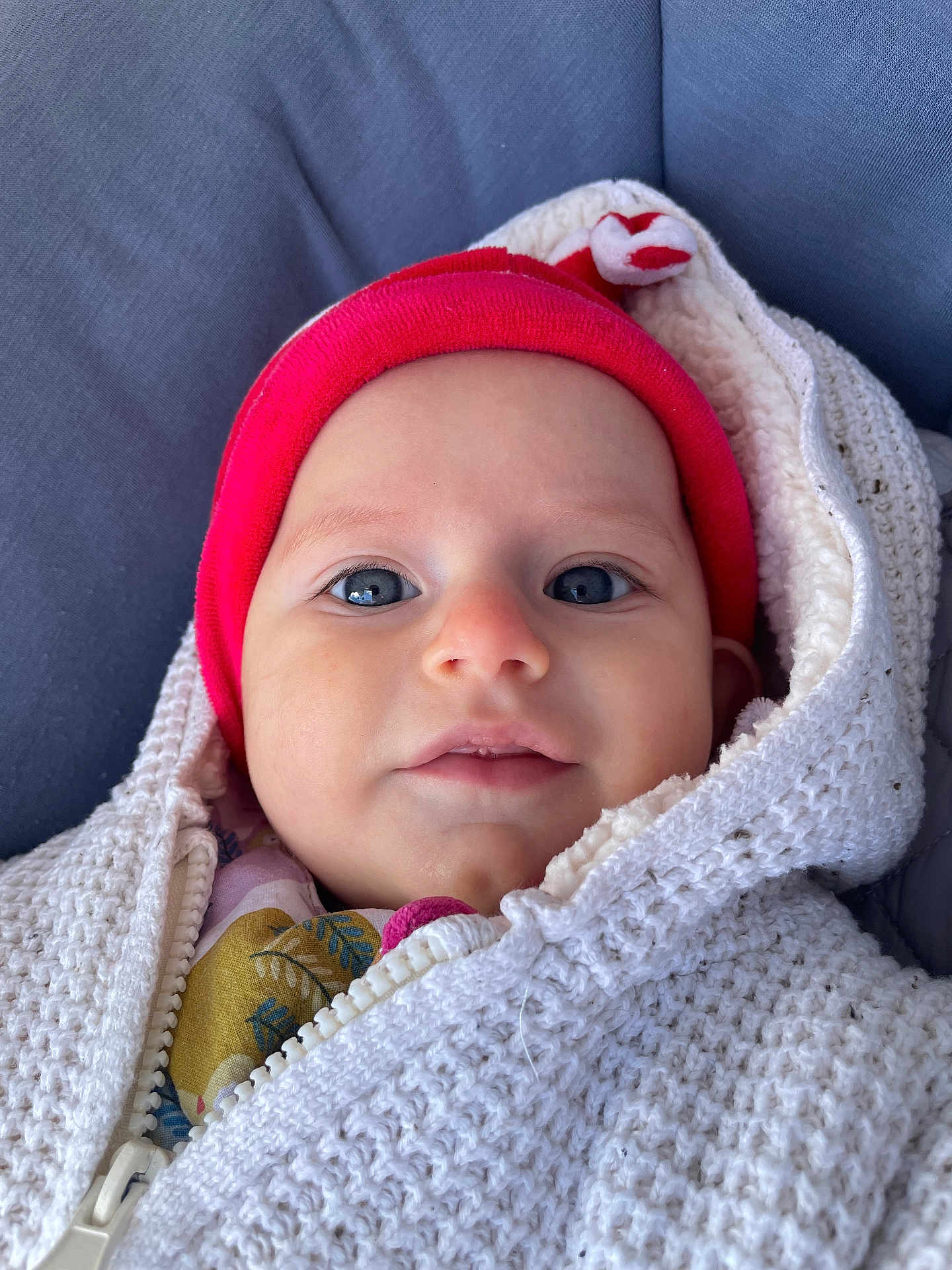 Gaspar participe au concours pour gagner de l'argent avec cette photo : baby, infant, face, red_hat, knitted_jacket, blue_eyes, close_up, portrait, warm_clothing, cozy, child, cute, young, outdoor, winter_wear, soft_texture, expression, looking_at_camera, headwear, smiling