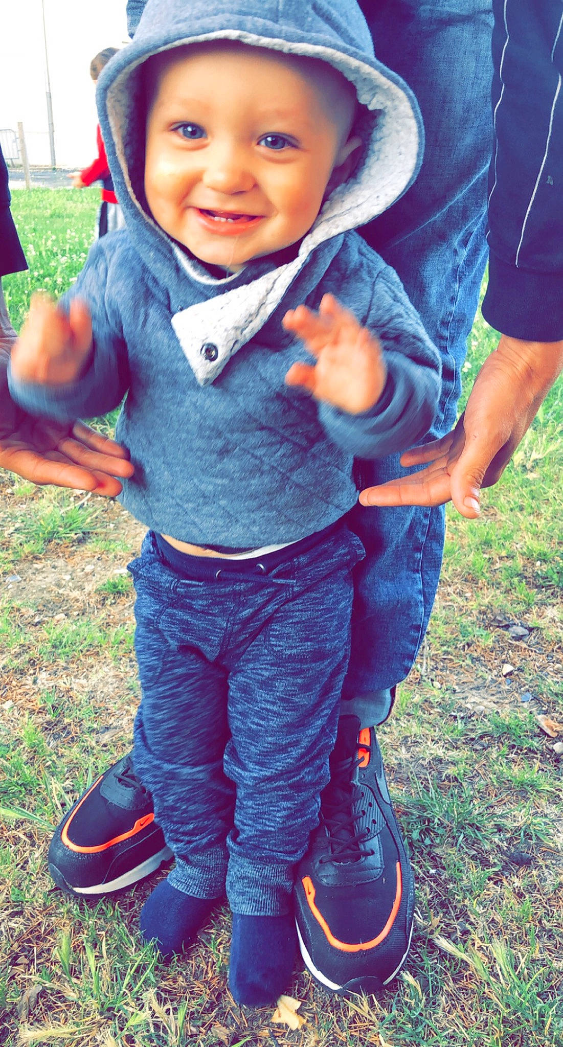 Tienzo participe au concours pour gagner de l'argent avec cette photo : arm, blue, clothing, cool, finger, footwear, fun, gesture, grass, green, hand, happy, headwear, jeans, joy, people_in_nature, person, photograph, shoe, sleeve