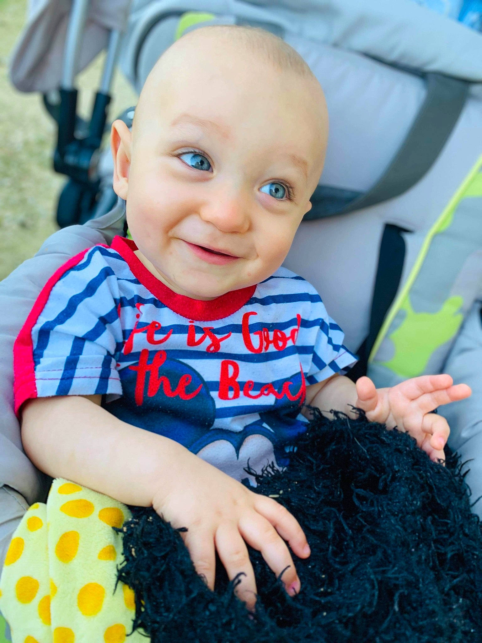 Tienzo participe au concours pour gagner de l'argent avec cette photo : azure, baby_toddler_clothing, black, blue, cool, eye, finger, green, hairstyle, happy, headgear, human, iris, person, photograph, skin, sleeve, smile, textile, toddler