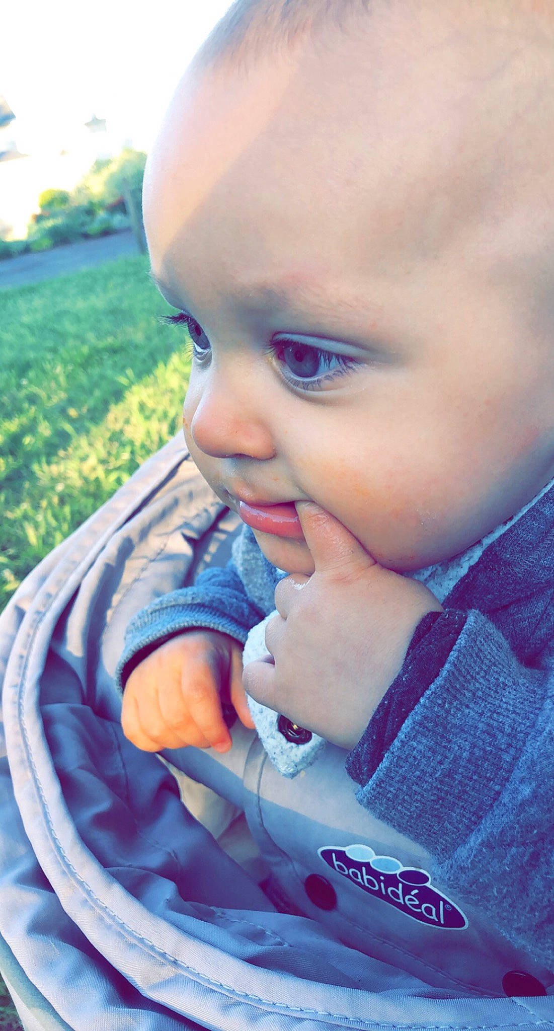 Tienzo a rejoint le concours — aidez-le/la à gagner de superbes lots ! baby, baby_toddler_clothing, cheek, child, cool, eye, eyelash, finger, fun, gesture, grass, happy, iris, lip, mouth, nose, person, plant, skin, smile