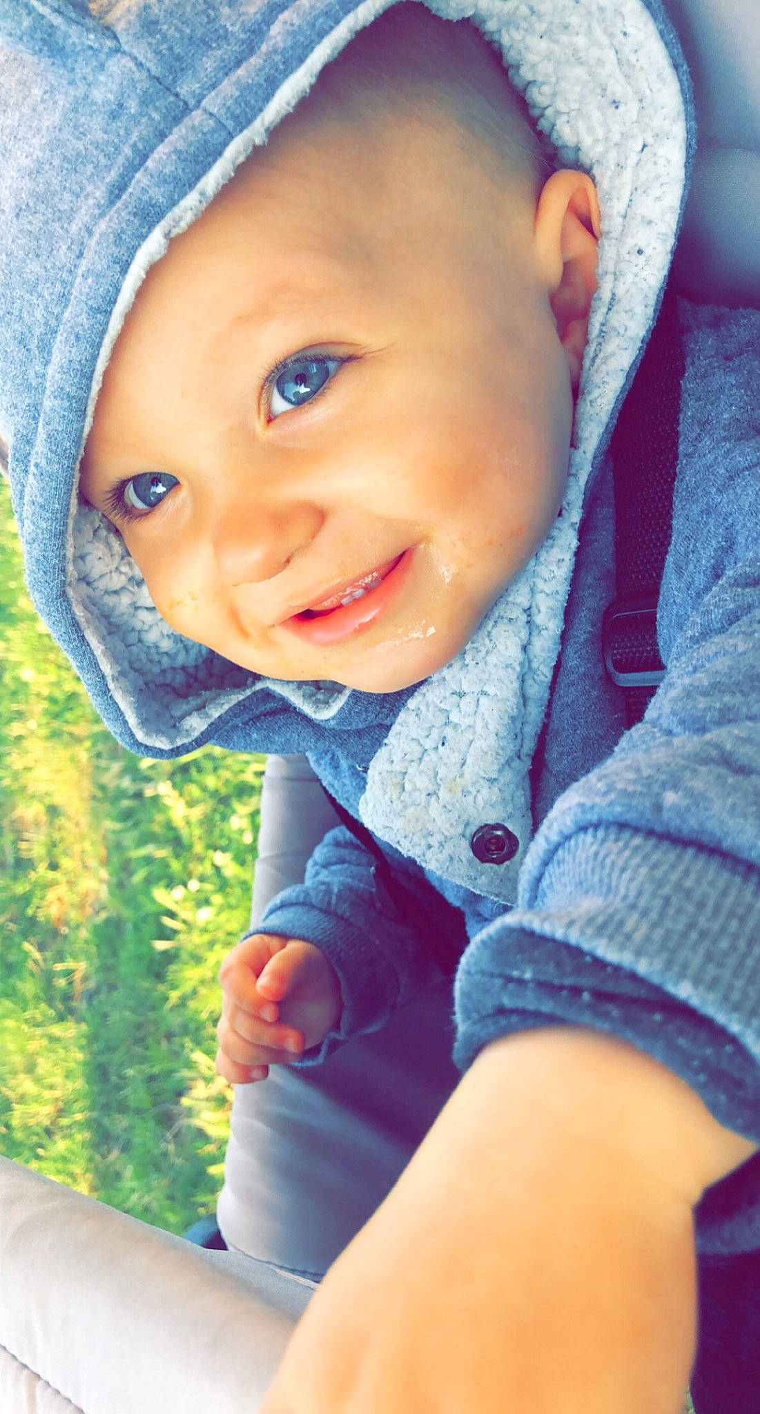 Tienzo a rejoint le concours — aidez-le/la à gagner de superbes lots ! azure, baby_toddler_clothing, blue, cap, cheek, eye, eyebrow, facial_expression, happy, headwear, iris, lip, mouth, nose, outerwear, person, photograph, product, skin, sleeve