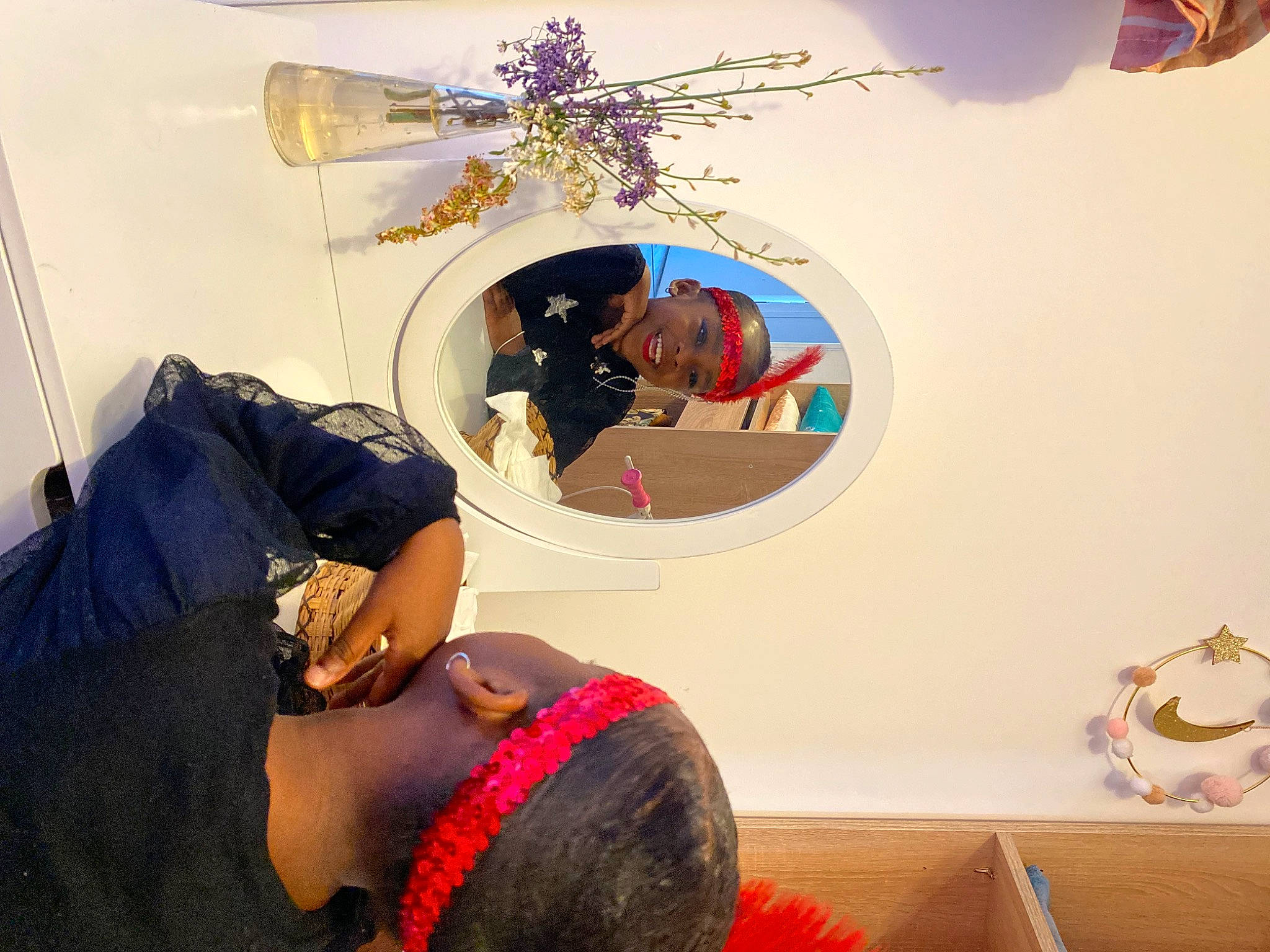 Maëlle a rejoint le concours — aidez-le/la à gagner de superbes lots ! art, ceiling, circle, companion_dog, eyewear, fashion_accessory, flooring, fun, fur, graphic_design, headwear, illustration, joy, magenta, person, room, sitting, snapshot, t_shirt, tints_and_shades