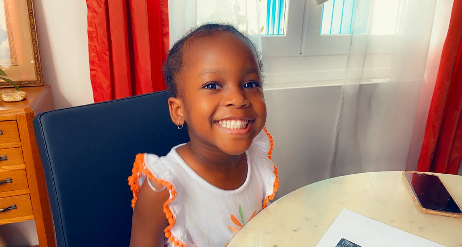 Maëlle participe au concours pour gagner de l'argent avec cette photo : chair, child, curtain, desk, event, food, fun, happy, joy, laugh, nose, person, plate, room, smile, t_shirt, table, toddler, vacation, window