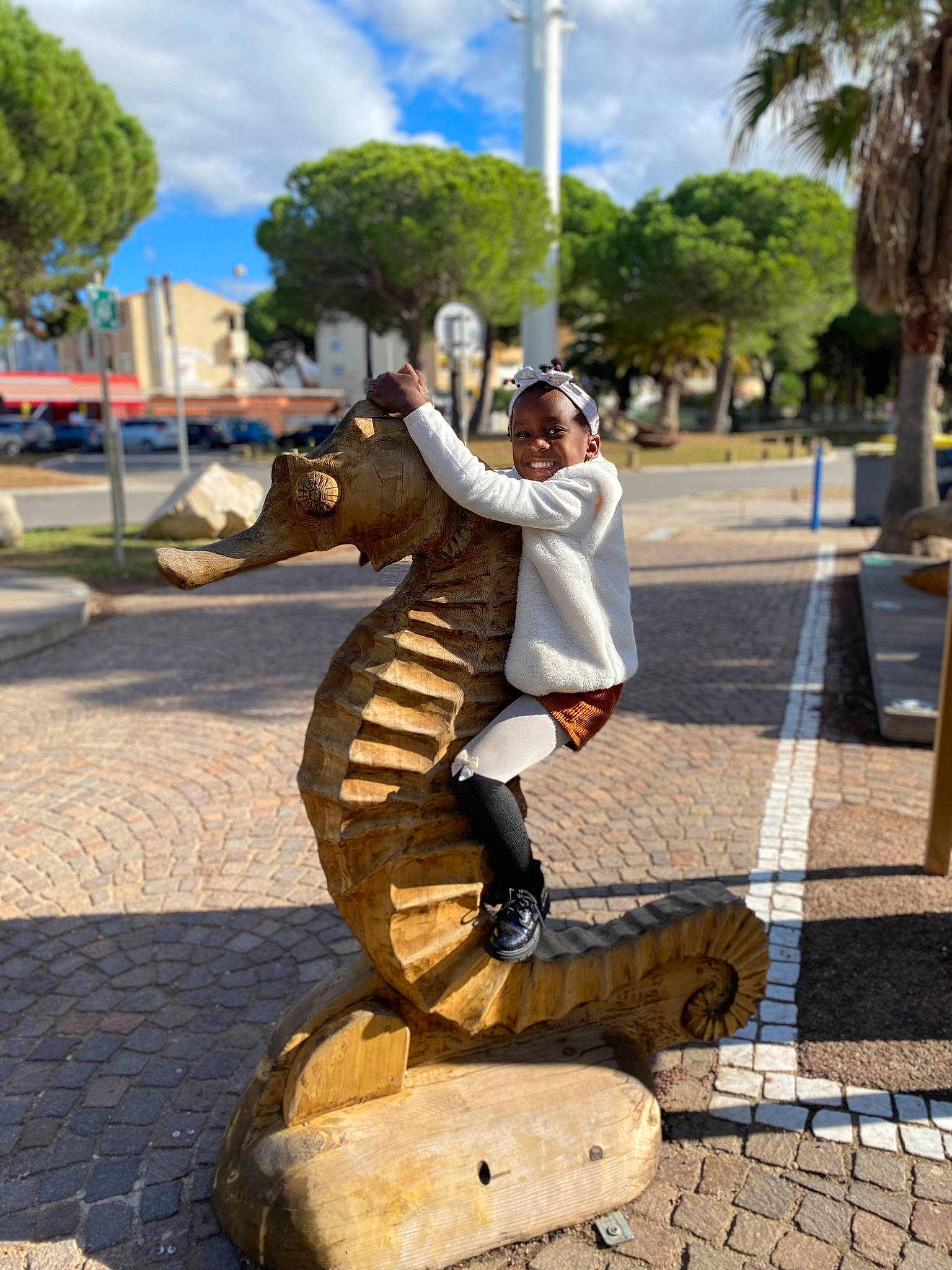 Maëlle a rejoint le concours — aidez-le/la à gagner de superbes lots ! art, bronze_sculpture, city, cloud, fawn, joy, leisure, monument, musician, palm_tree, pedestrian, person, plant, recreation, road, road_surface, sculpture, sidewalk, sky, statue