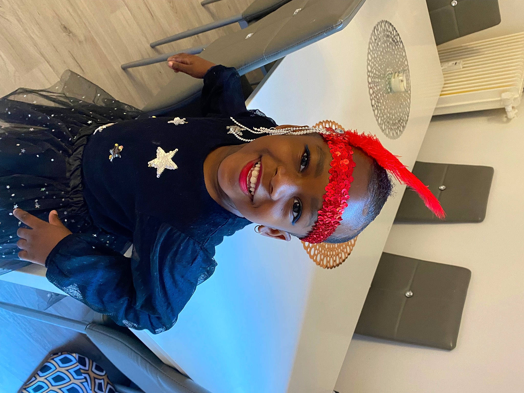 Maëlle participe au concours pour gagner de l'argent avec cette photo : audio_equipment, automotive_design, automotive_exterior, automotive_lighting, automotive_window_part, black_hair, bumper, elbow, electric_blue, eyewear, fashion_accessory, hat, headwear, hood, joy, mechanical_fan, person, personal_luxury_car, smile, t_shirt