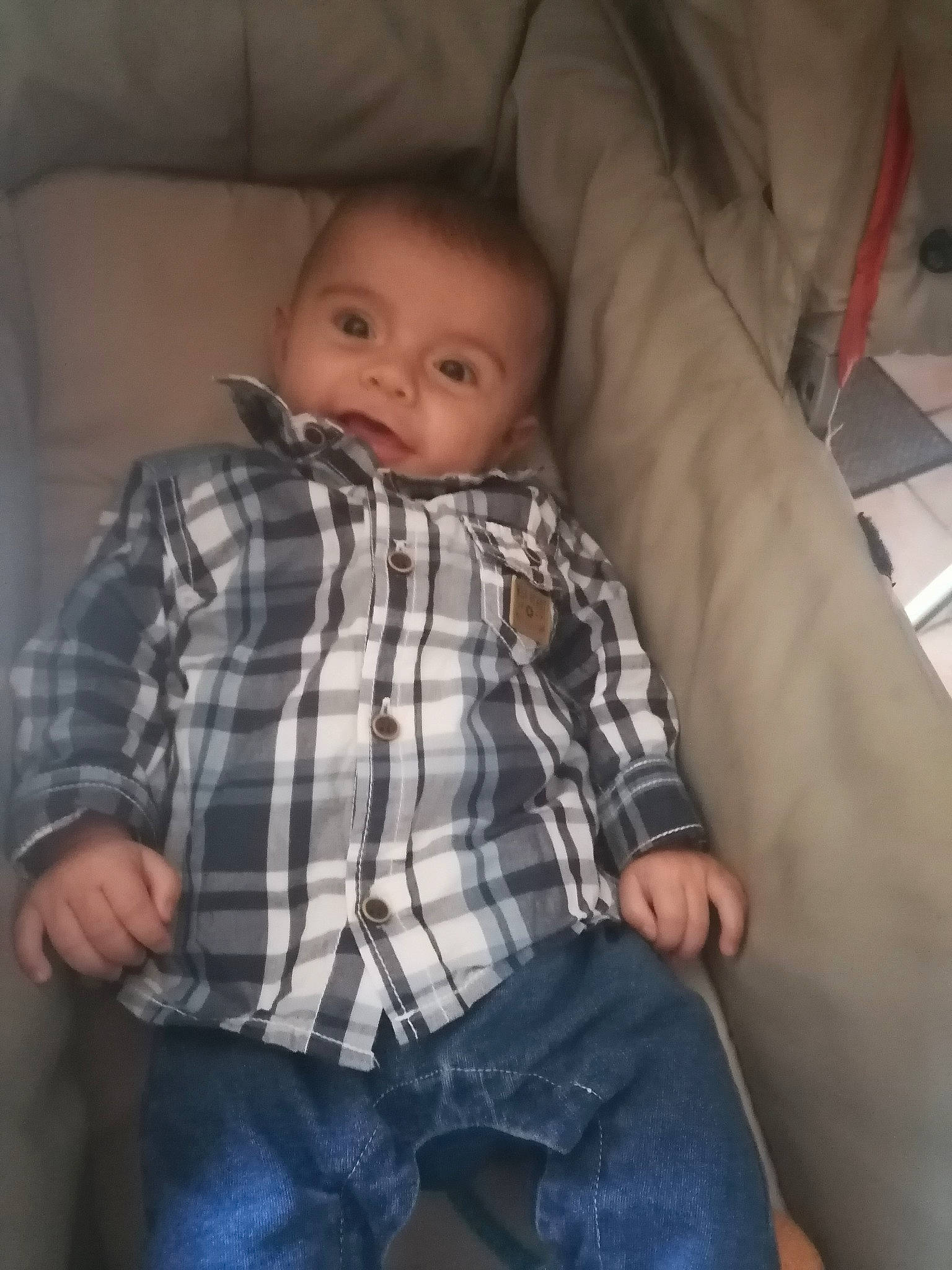 Nino participe au concours pour gagner de l'argent avec cette photo : baby, baby_toddler_clothing, cheek, collar, comfort, denim, dress_shirt, finger, iris, linens, lip, mouth, nose, pattern, person, plaid, sitting, skin, sleeve, tartan