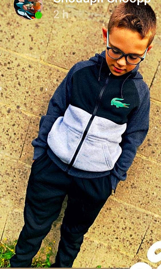 Enzo a rejoint le concours — aidez-le/la à gagner de superbes lots ! audio_equipment, black_hair, cool, denim, electric_blue, eyewear, grass, hair, hairstyle, hand, happy, leg, leisure, person, personal_protective_equipment, recreation, sleeve, sneakers, street_fashion, sunglasses