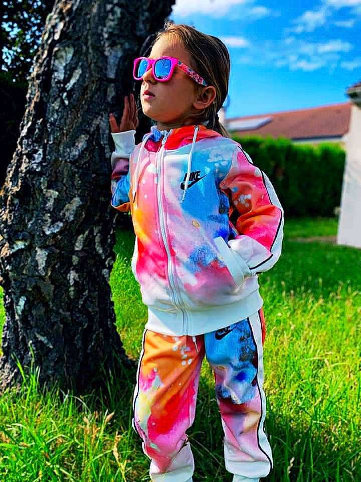 Célia participe au concours pour gagner de l'argent avec cette photo : child, electric_blue, fun, goggles, grass, grassland, happy, leisure, people_in_nature, person, pink, plant, recreation, sky, sleeve, street_fashion, sunglasses, t_shirt, toddler, tree