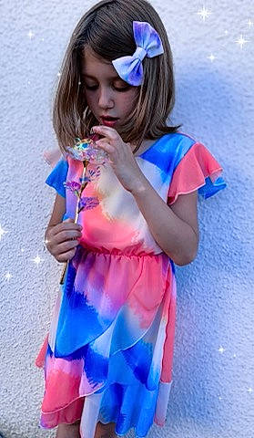 Flora a rejoint le concours — aidez-le/la à gagner de superbes lots ! azure, baby_toddler_clothing, blue, clothing, day_dress, dress, electric_blue, fashion, finger, fun, hand, happy, jewellery, magenta, person, pink, purple, sleeve, standing, street_fashion