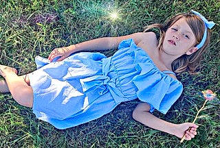 Flora participe au concours pour gagner de l'argent avec cette photo : arm, barefoot, electric_blue, flash_photography, fun, grass, grass_family, grassland, happy, human_body, human_leg, joint, lawn, leg, leisure, meadow, people_in_nature, person, plant, sunlight