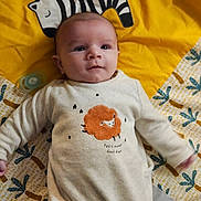 Louka a rejoint le concours — aidez-le/la à gagner de superbes lots ! baby, infant, blanket, zebra, pattern, yellow, clothing, cute, face, portrait, lying_down, soft_toys, animal_design, cozy, child, small_person, textile, comfort, expression, indoors