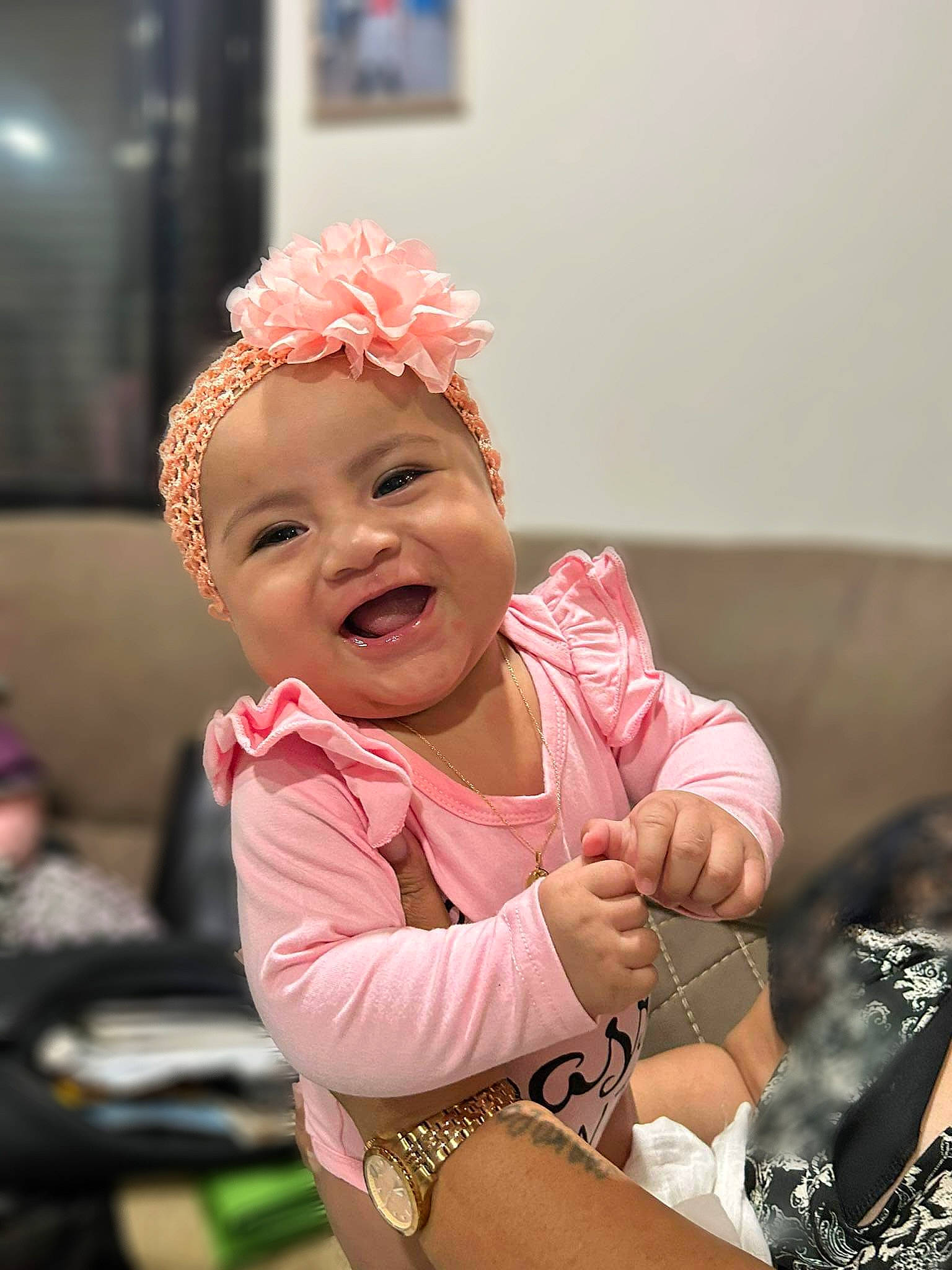 Gabryanna a rejoint le concours — aidez-le/la à gagner de superbes lots ! baby, baby_products, baby_toddler_clothing, child, event, eye, fashion_accessory, fun, happy, headgear, headpiece, headwear, human_body, jewellery, person, pink, room, sitting, skin, smile