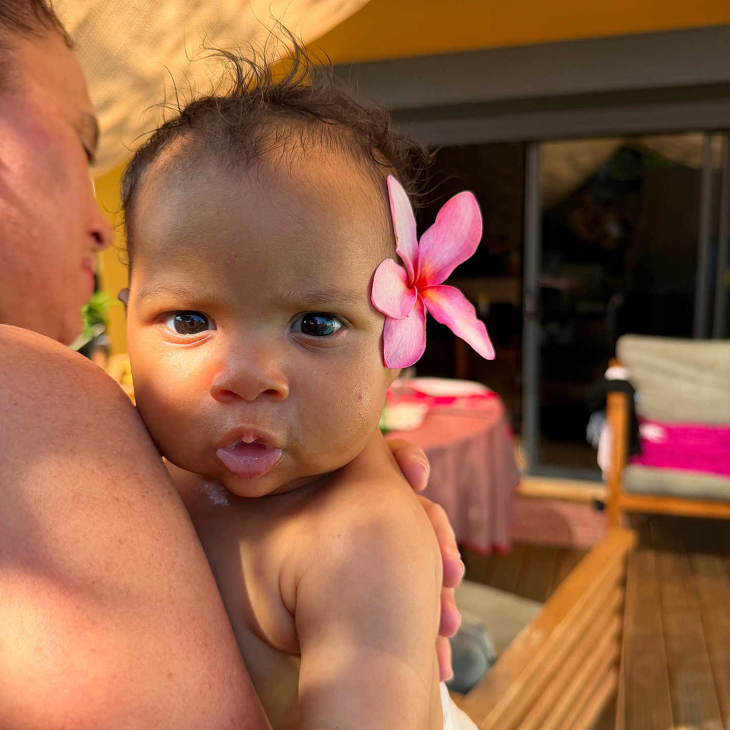 Zaya a rejoint le concours — aidez-le/la à gagner de superbes lots ! baby, child, flower, pink_flower, person, adult, arm, skin, outdoor, sunlight, table, chair, wooden_floor, home, portrait, cute, face, holding, expression, closeup