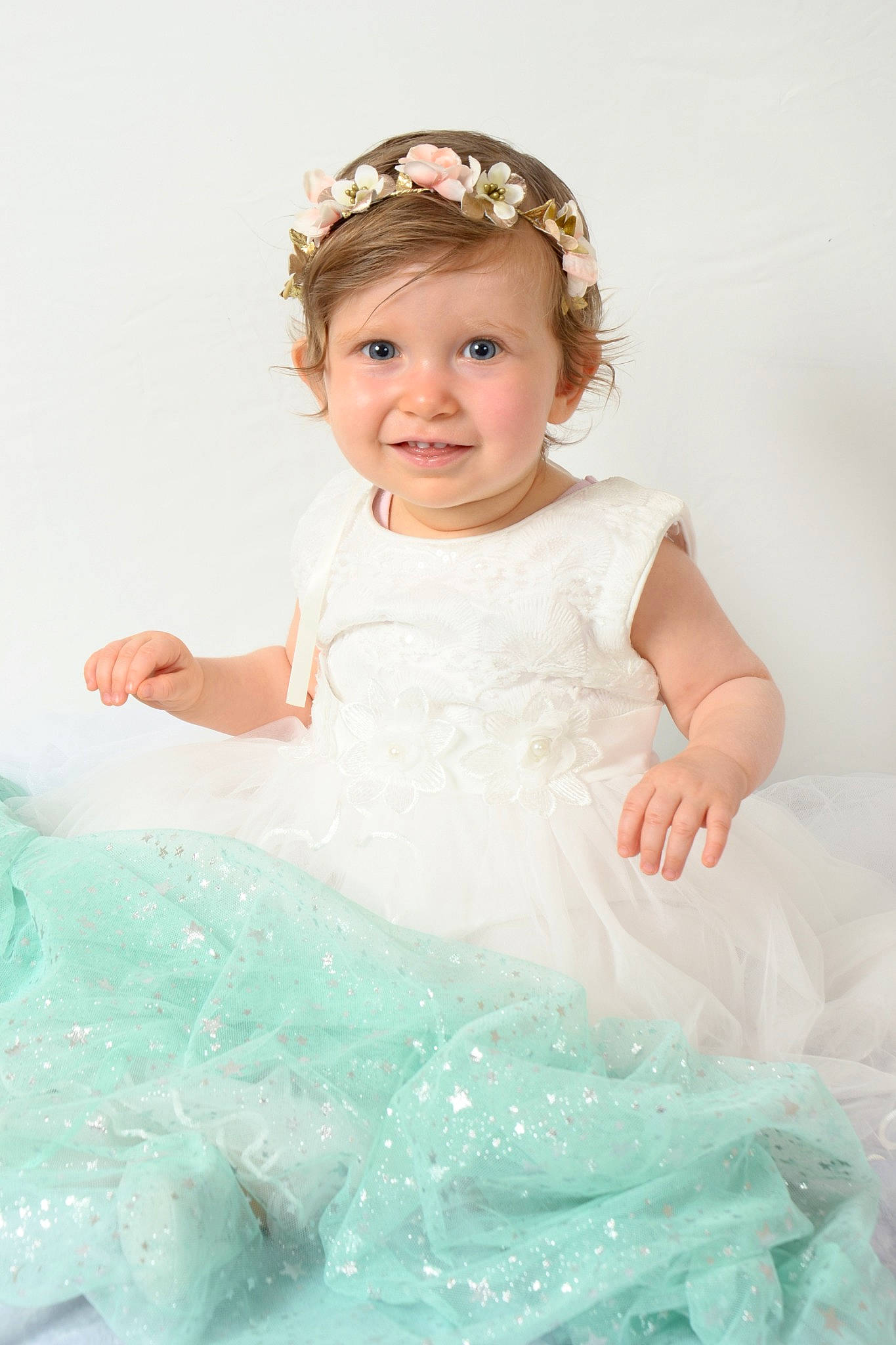 Linaya participe au concours pour gagner de l'argent avec cette photo : baby, baby_toddler_clothing, bridal_accessory, child, dress, face, fashion_accessory, fun, hair_accessory, head, headgear, headpiece, person, photograph, photography, pink, skin, smile, textile, toddler