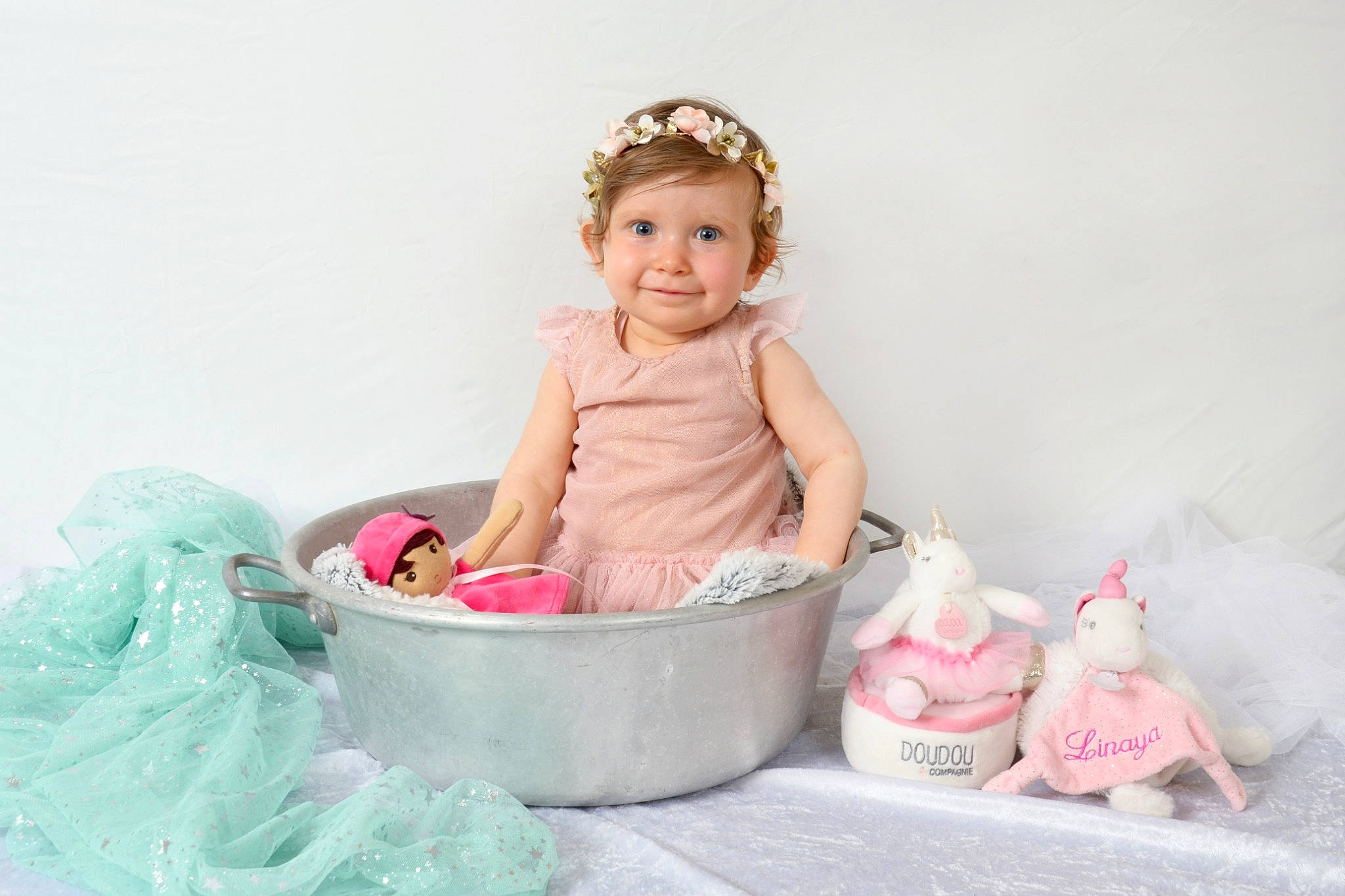 Linaya a rejoint le concours — aidez-le/la à gagner de superbes lots ! baby, baby_toddler_clothing, basket, child, flower_girl_basket, hair_accessory, headpiece, person, pink, play, toddler