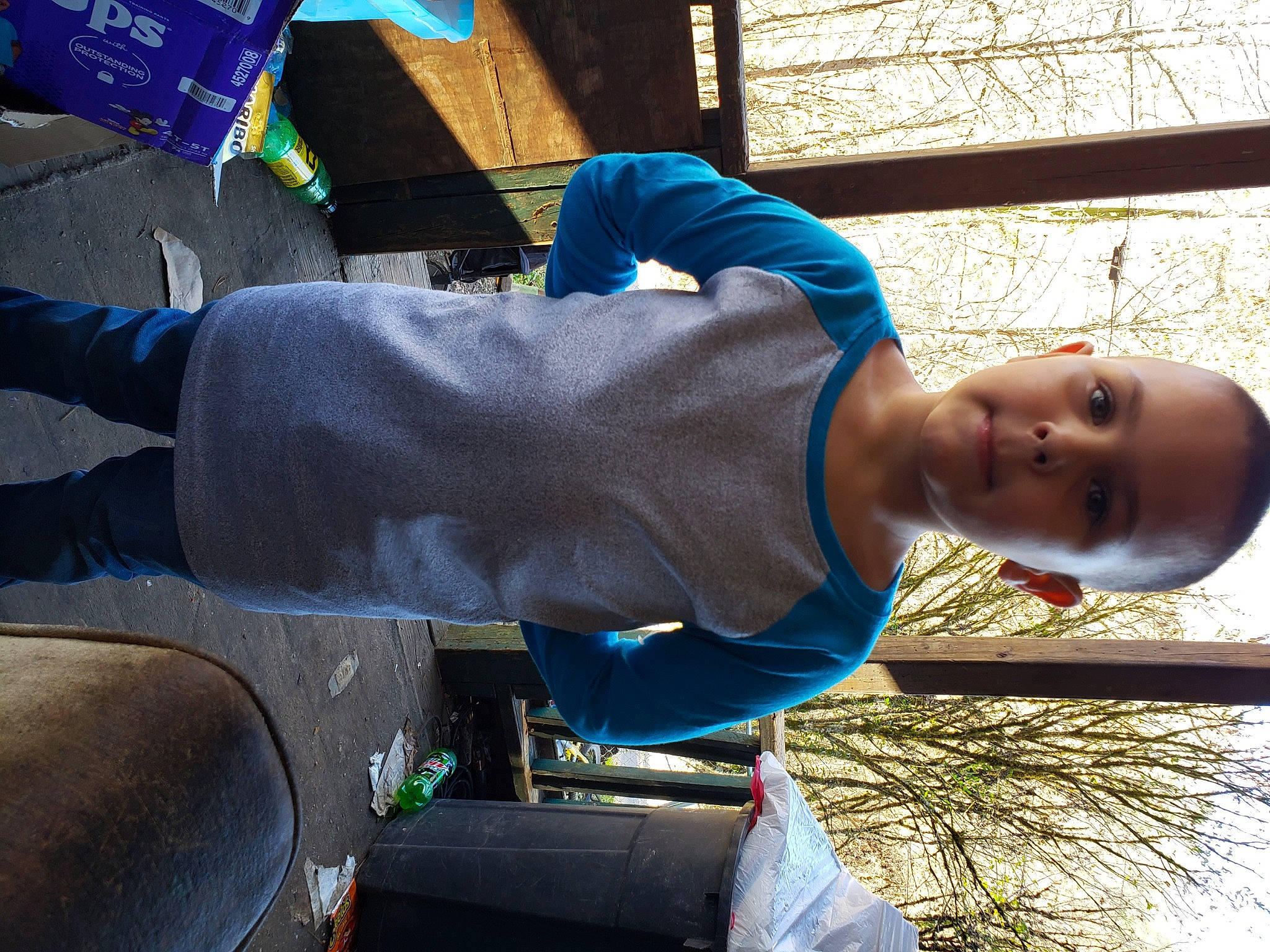 Karsen is registered to the contest to win money with this photo: blue, box, elbow, electric_blue, majorelle_blue, mouth, person, shipping_box