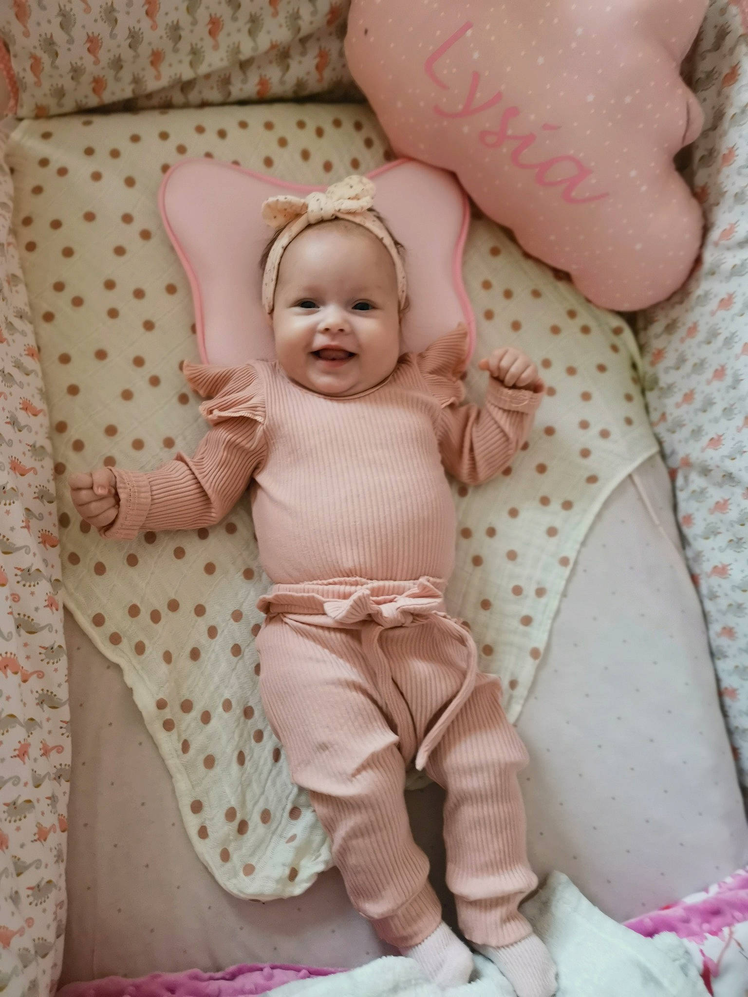 Lysia a rejoint le concours — aidez-le/la à gagner de superbes lots ! baby, baby_products, baby_safety, baby_sleeping, baby_toddler_clothing, bed_sheet, bedding, cheek, child, comfort, happy, joy, linens, pattern, peach, person, pink, room, skin, sleeve