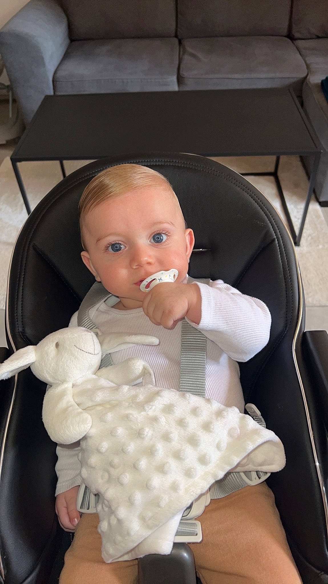 Giulian a rejoint le concours — aidez-le/la à gagner de superbes lots ! audio_equipment, auto_part, baby, baby_products, baby_toddler_clothing, baby_toys, car_seat, chair, cheek, child, comfort, doll, pattern, person, product, room, sitting, stuffed_toy, thumb, toddler