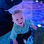 Eden a rejoint le concours — aidez-le/la à gagner de superbes lots ! baby, blue, bright_eyes, casual_wear, child, clothing, colorful_floor, cute, floor_pattern, happy, indoor, infant, looking_up, person, pixelated, playful, purple, short_hair, sitting, smile