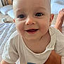Eden a rejoint le concours — aidez-le/la à gagner de superbes lots ! baby, background, bed, child, close_up, crawling, eyes, face, foot, happy, head, home, human, indoor, infant, mouth, person, shirt, skin, smiling